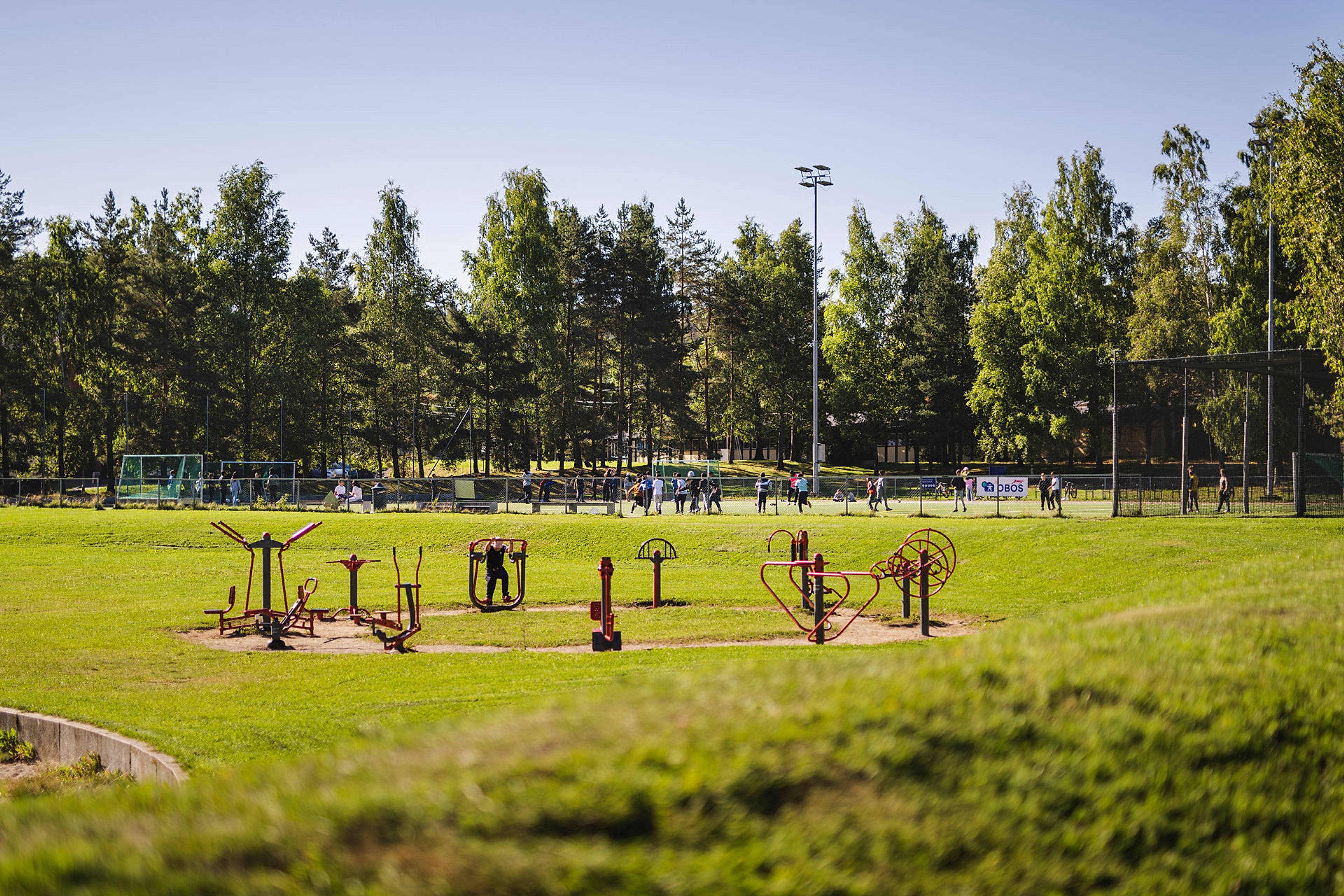 Barn som spiller fotball på grøntområde på Furuset.