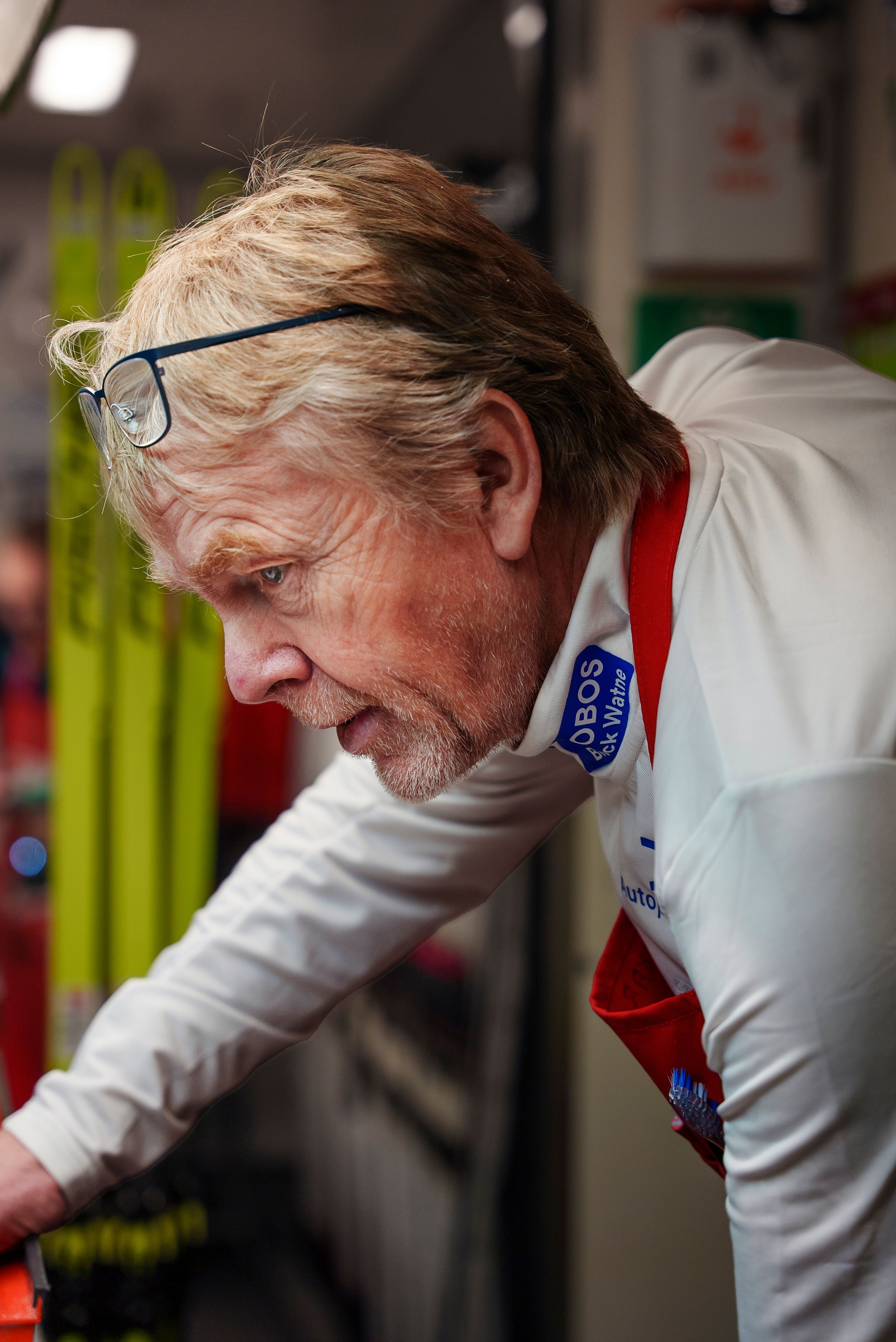 Nærbilde av Oskar Håland i profil som jobber i smøretraileren.