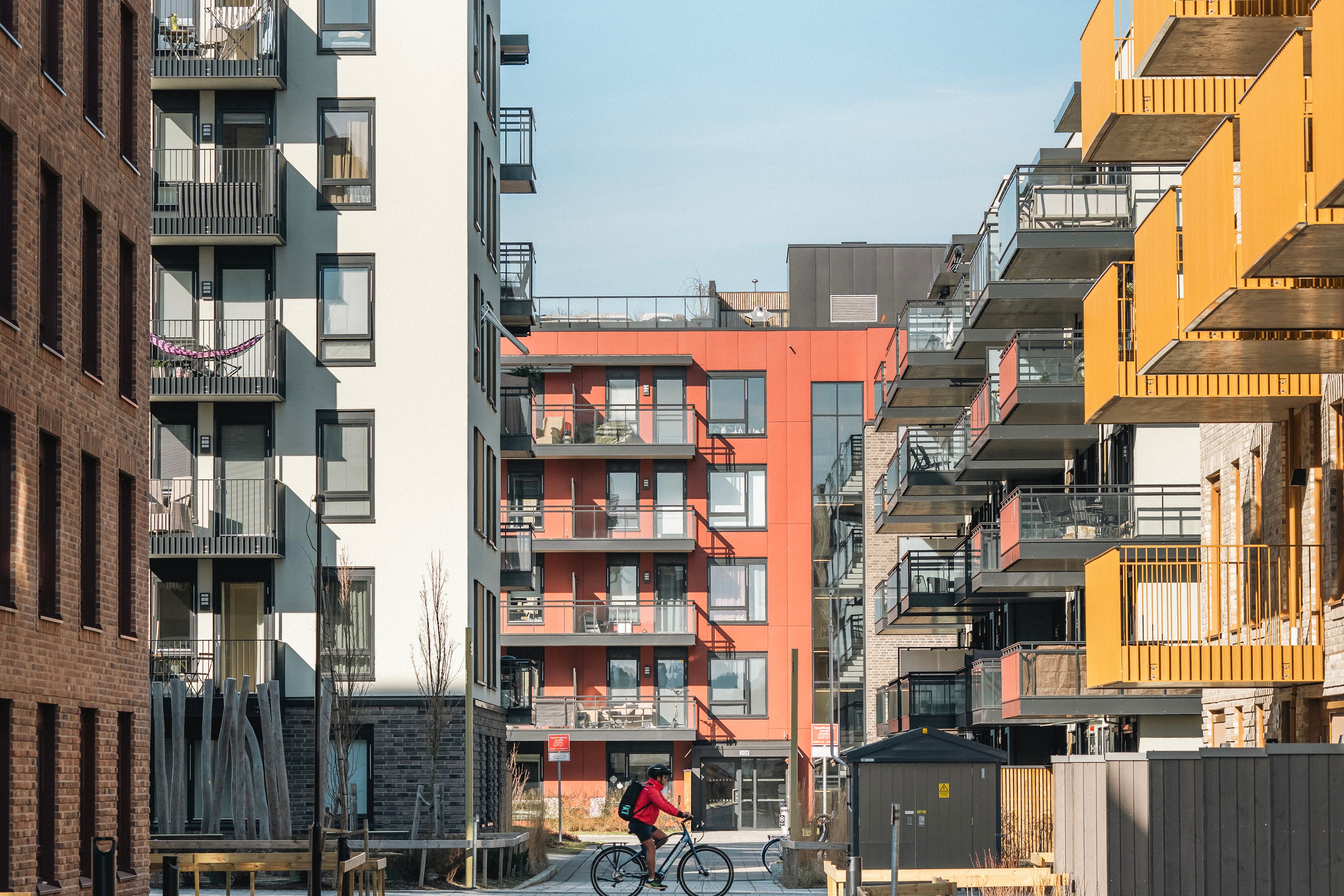 Kvarteret er Lillestrøms nye nabolag, med sykkelvei og luft mellom blokkene. Snart skal det plantes hundre trær her.