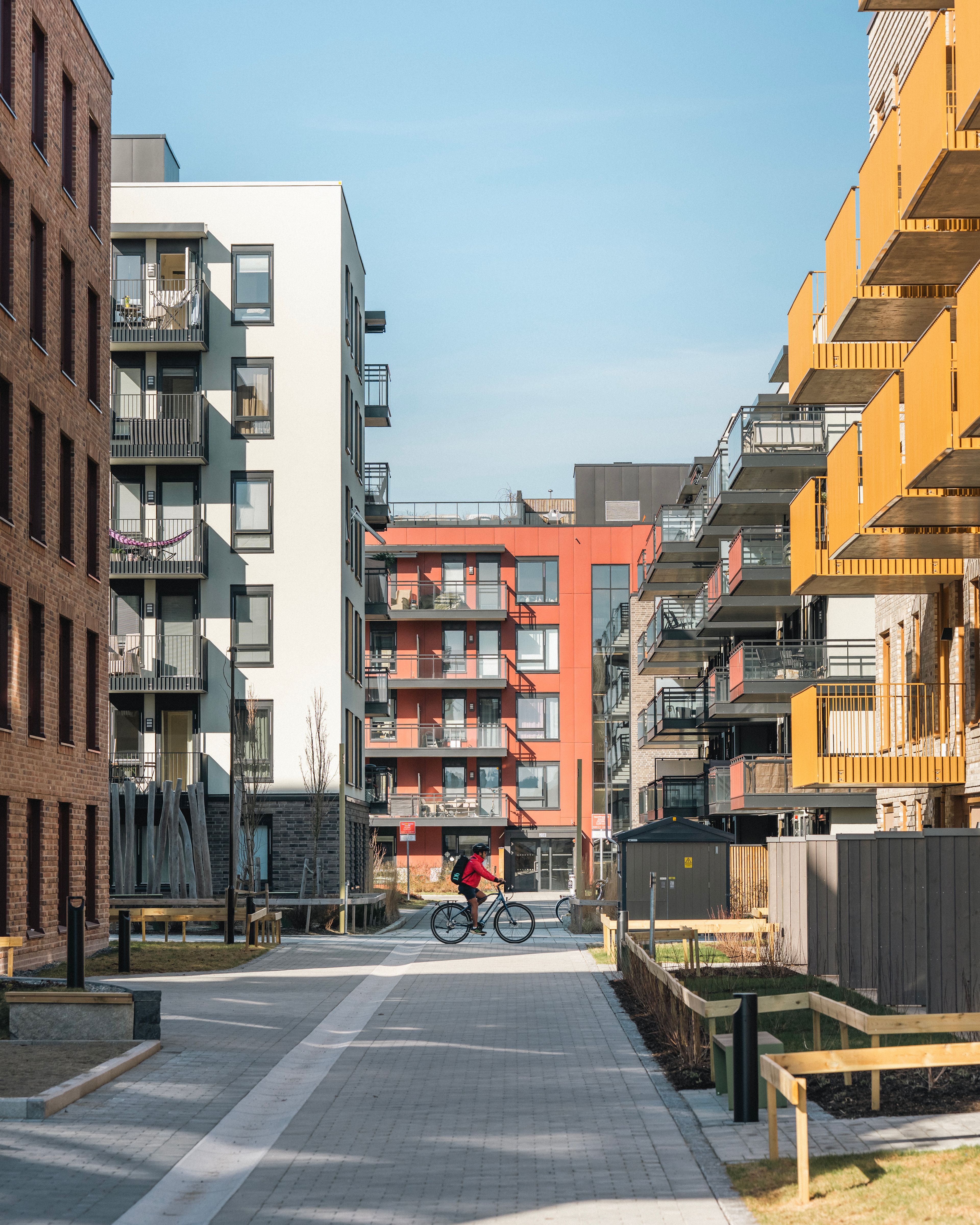 Kvarteret er Lillestrøms nye nabolag, med sykkelvei og luft mellom blokkene. Snart skal det plantes hundre trær her.
