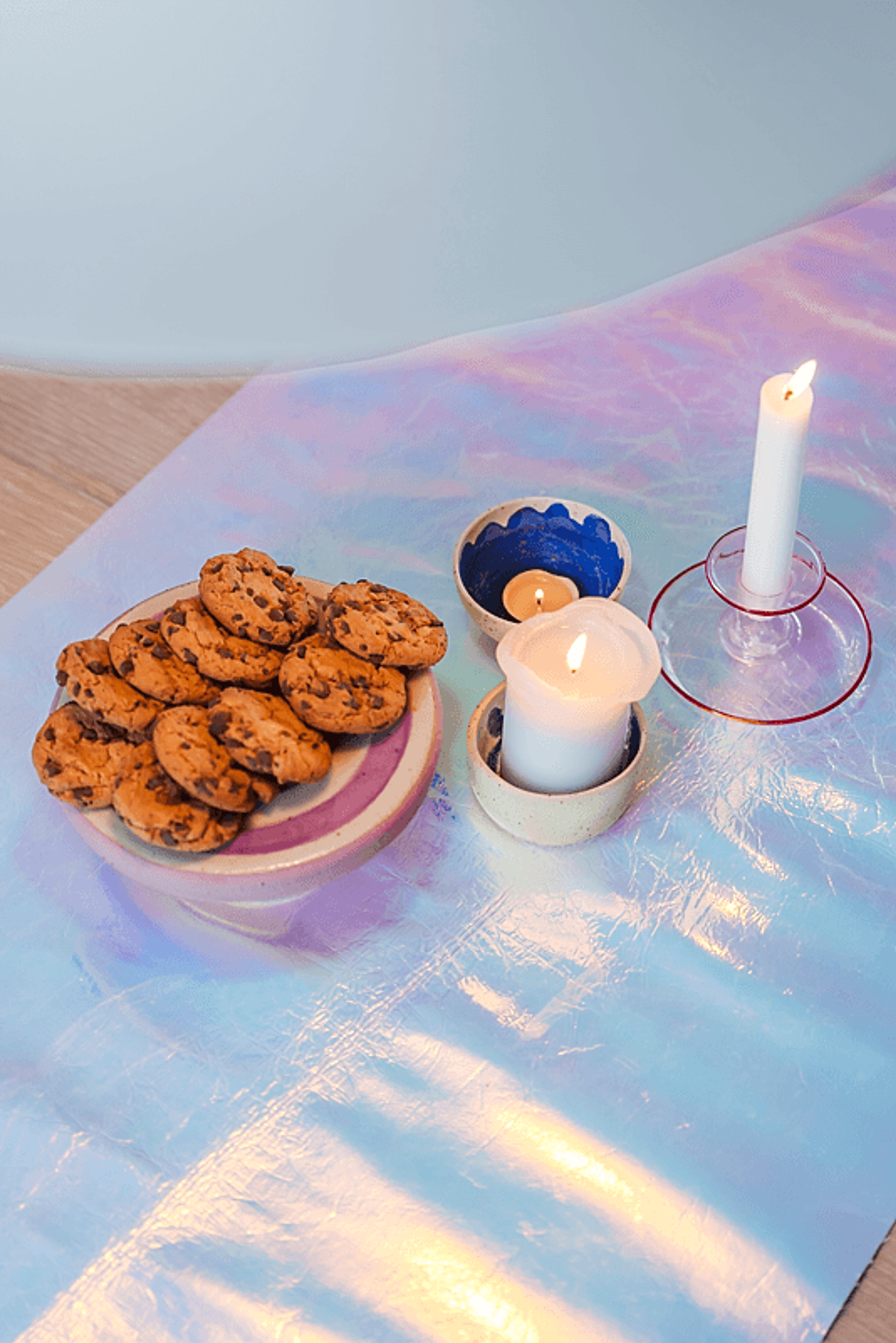 Nærbilde av pynten på stuebordet, kjeks og stearinlys og en skinnende duk