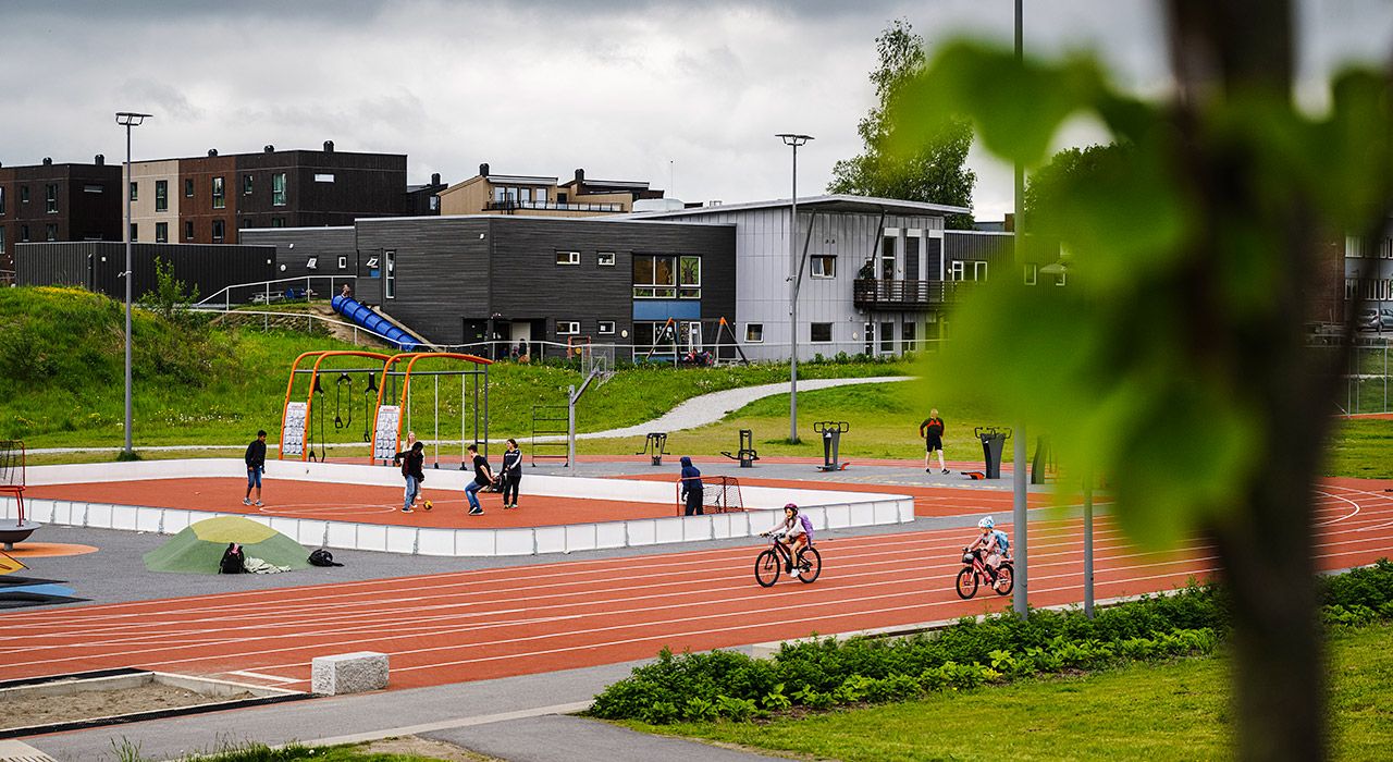 Foto av Bakkedalen aktivitetspark med mennesker som sykler og trener.