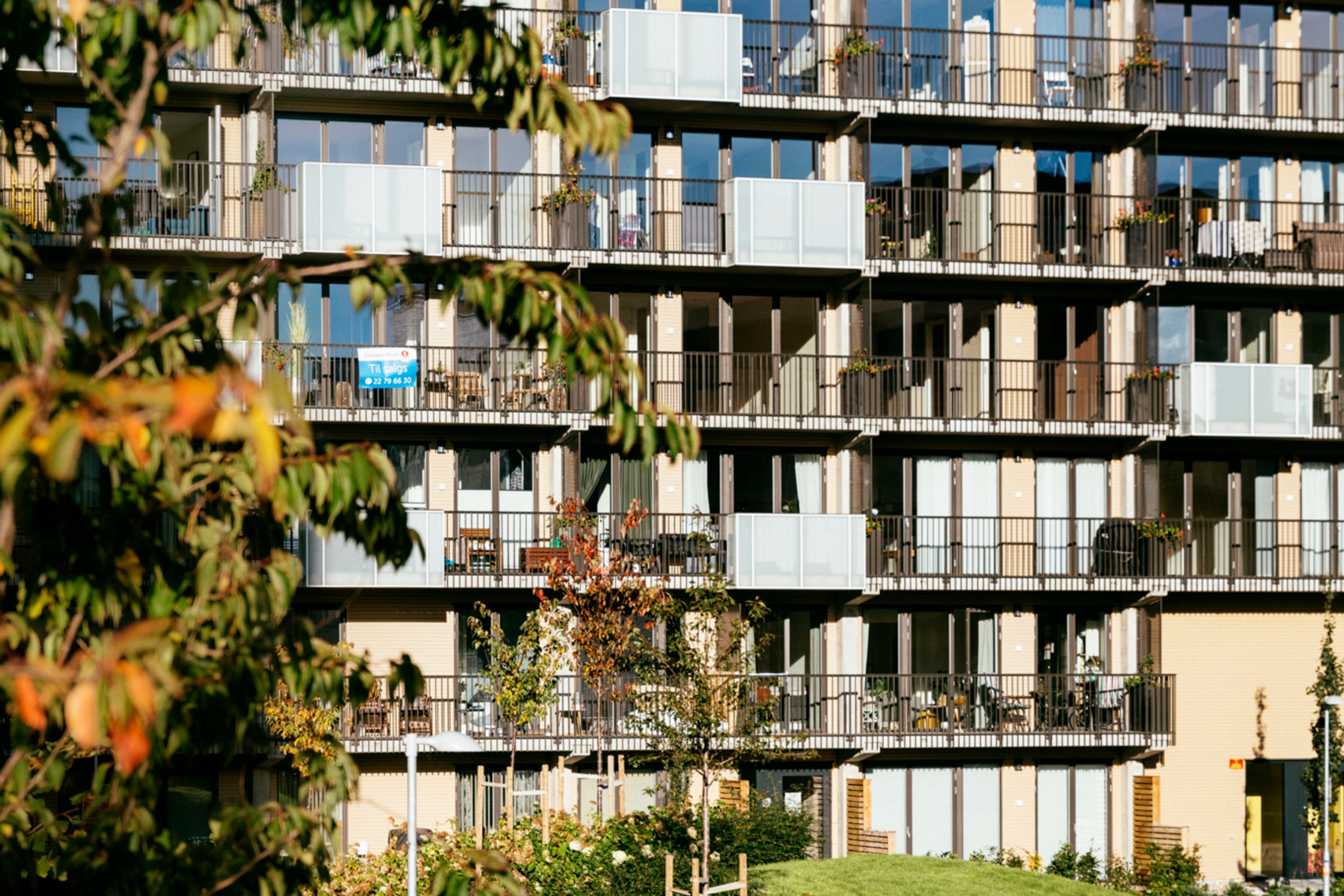 Deler av fasade og gårdsrom i Ulvenparken borettslag på Ulven i Oslo.