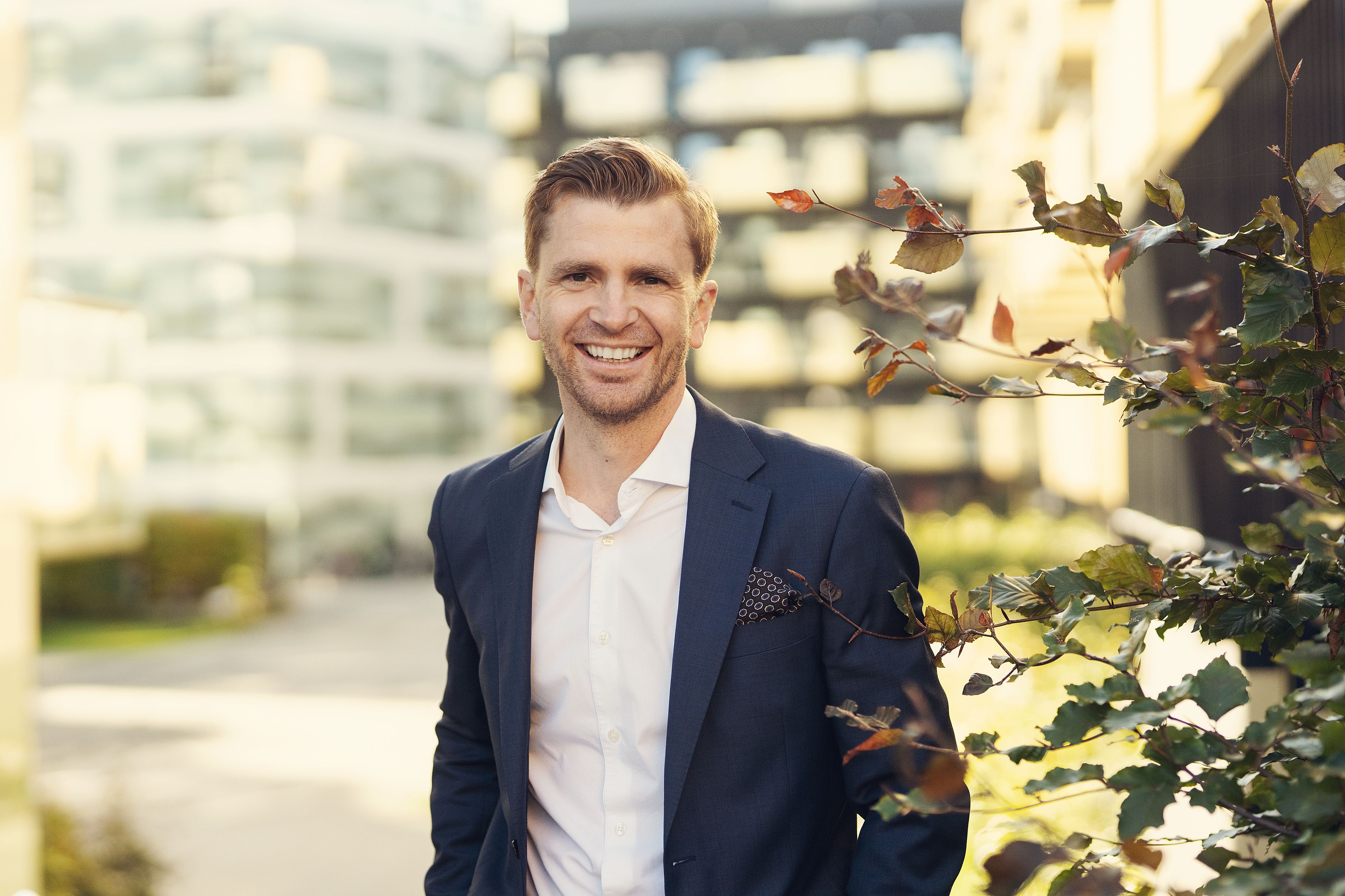 Portrettbilde av eiendomsmegler Mats Lehmann som smiler til kameraet.