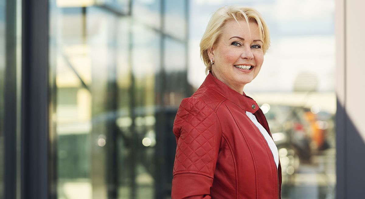 Foto av Tone Thalberg Andersen som smiler på visning.