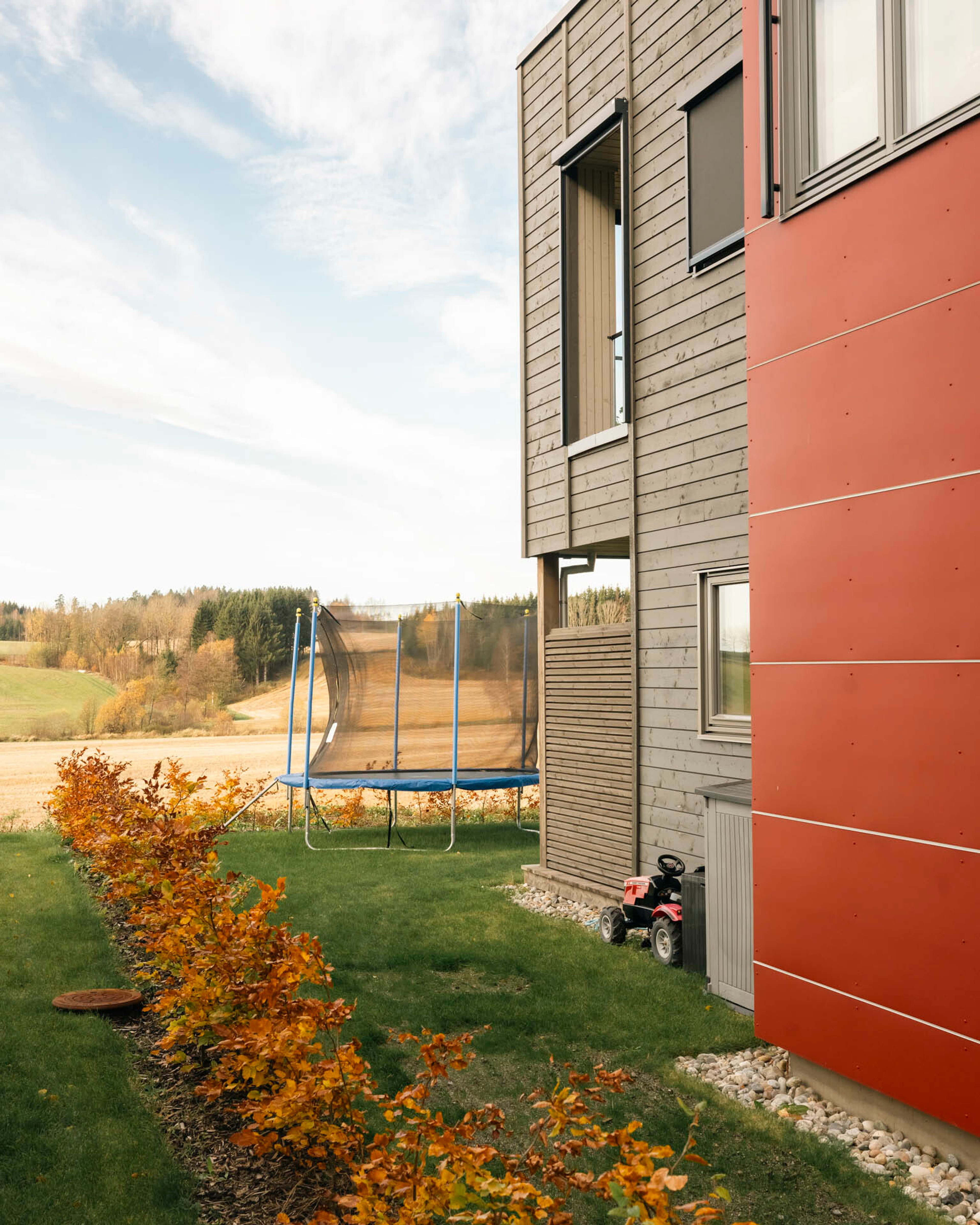 Foto av bolig med trampoline i hagen, på Eikelijordet, bygget av OBOS Block Watne