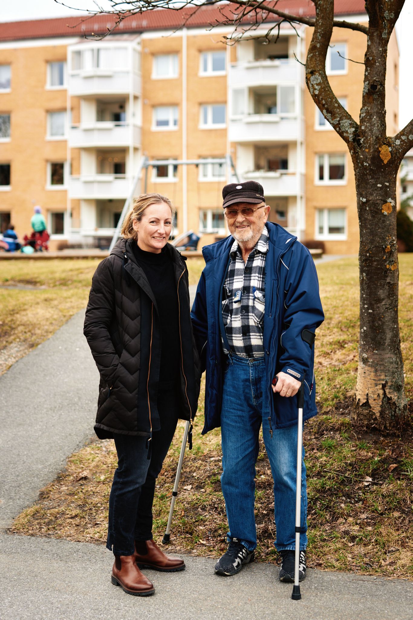 Foto av styreleder Camilla Tveter sammen med en av beboerne i borettslaget.