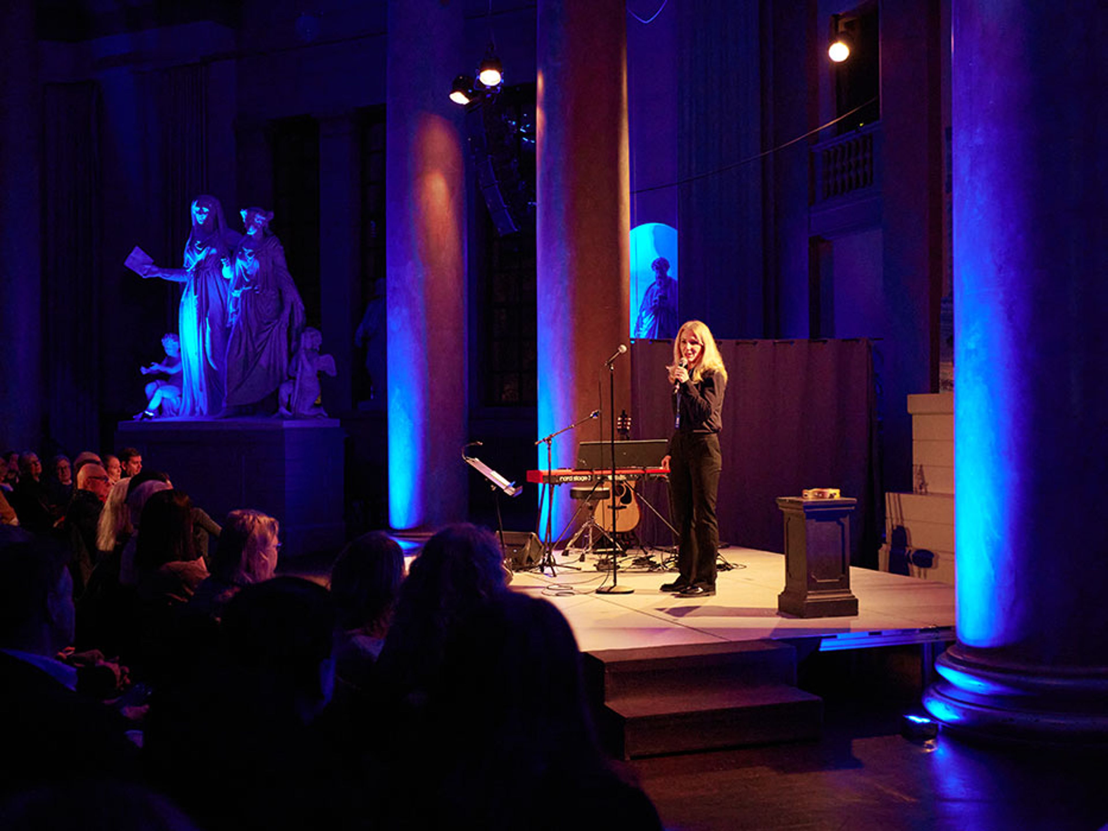 Medlemschefen för Sverige på scen