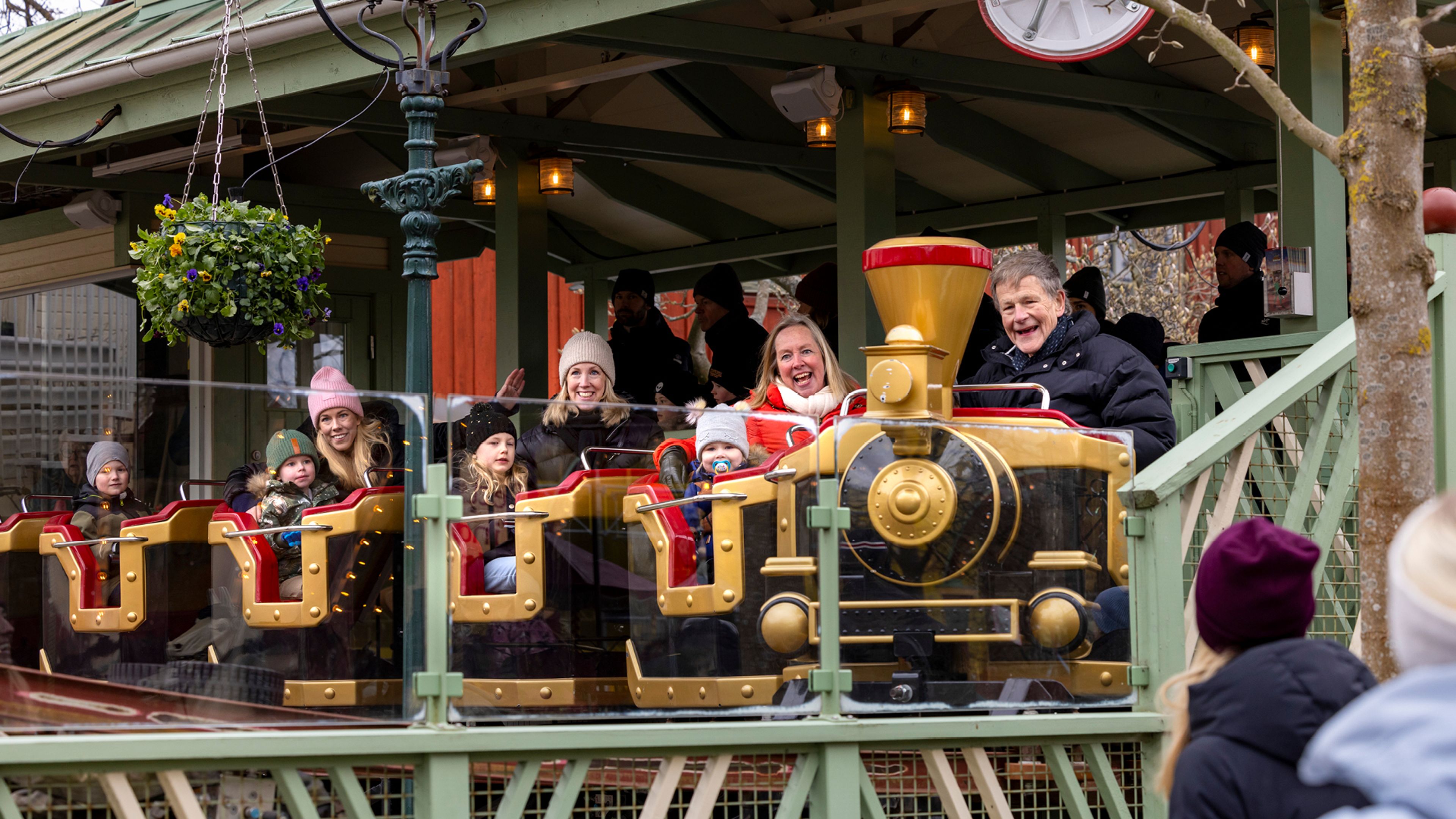 Glad familj som åker karusell