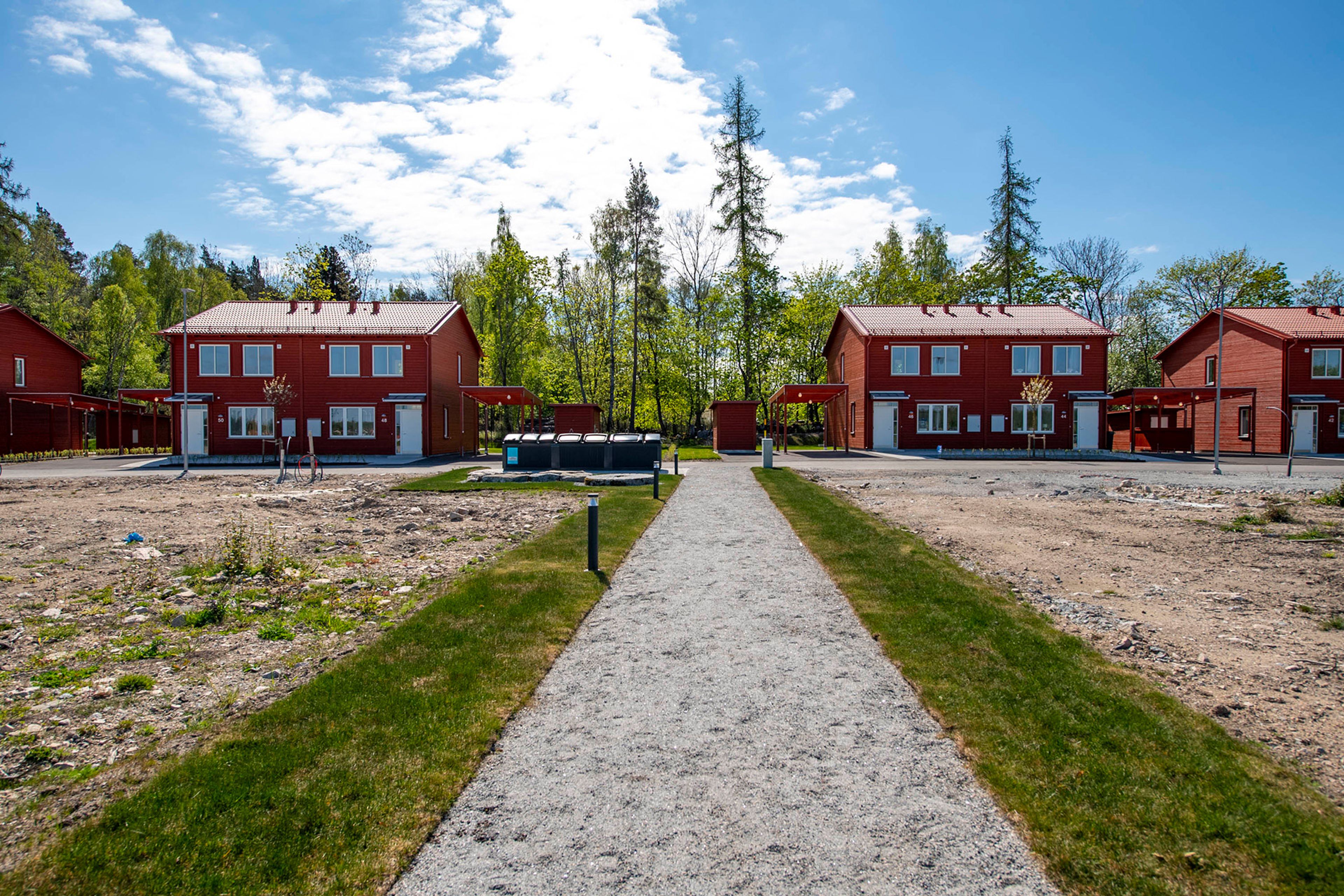 Grusväg från området ner till lekplats