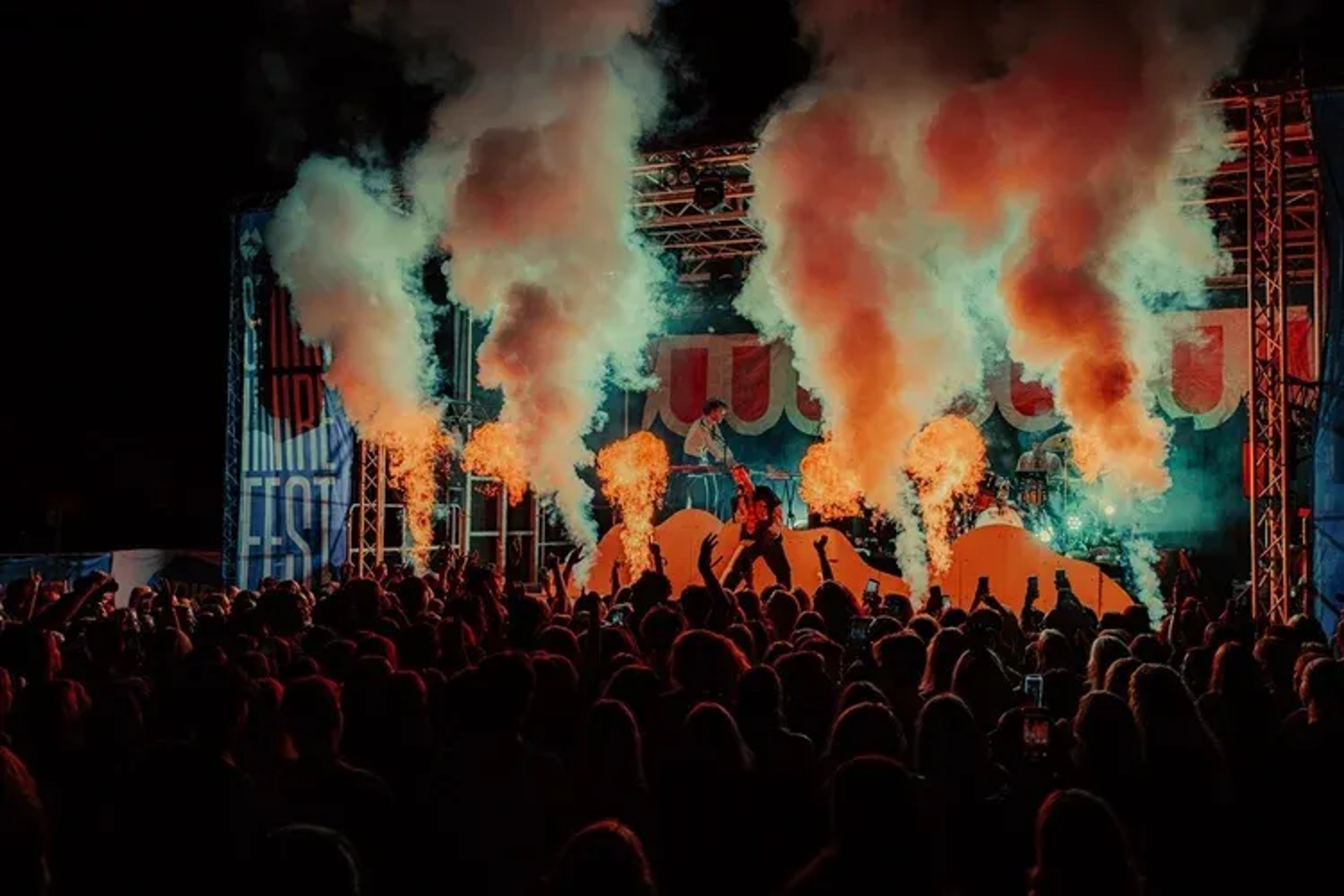 Publikumshav foran scenen på Spirefest. Det kommer flammer og røyk fra scenen.