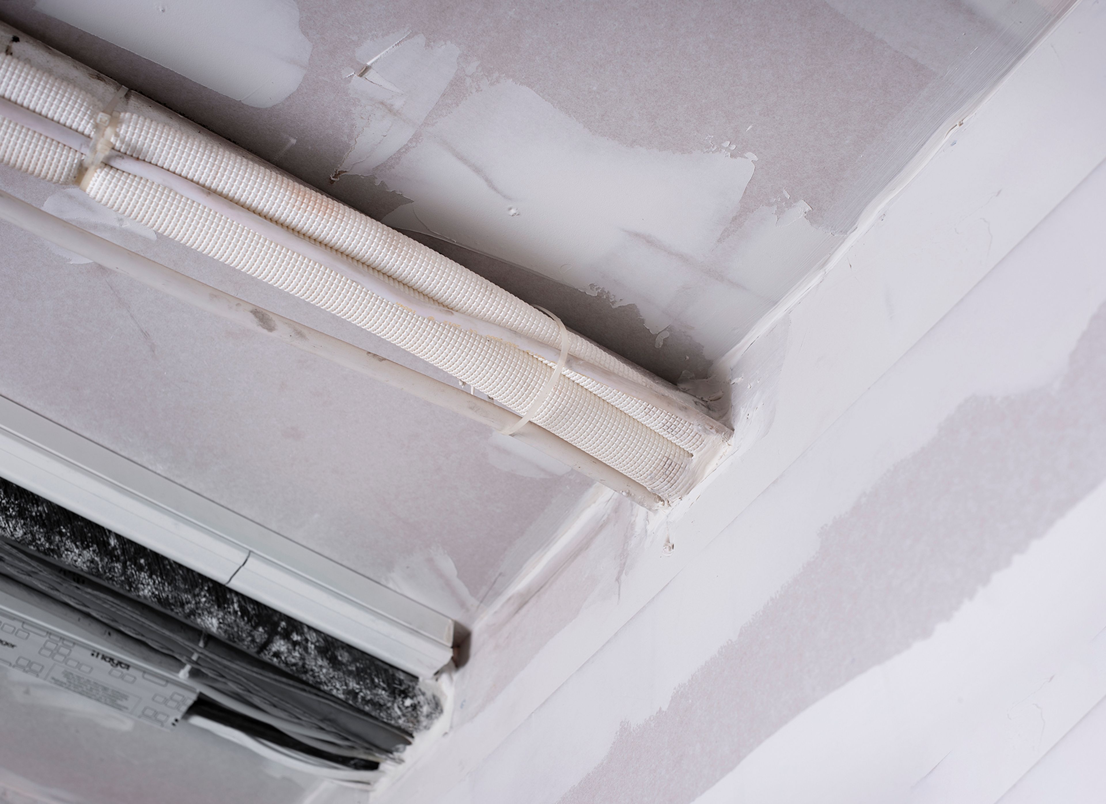 Eksempel på tekniske gjennomføringer i tak som kan være utsatt for brannspredning.