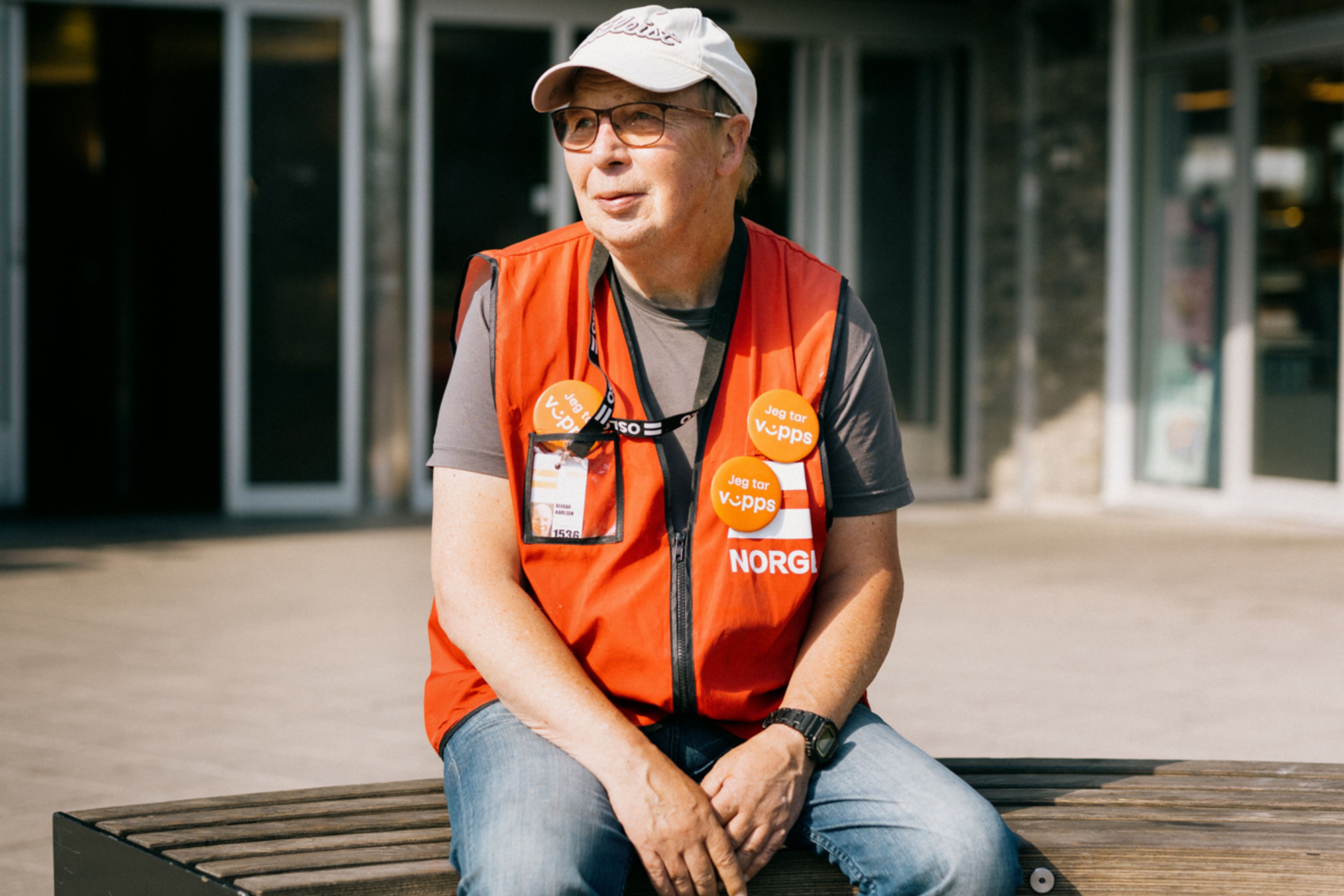 Portrett av Reidar som sitter på en benk utenfor Tveita Senter.