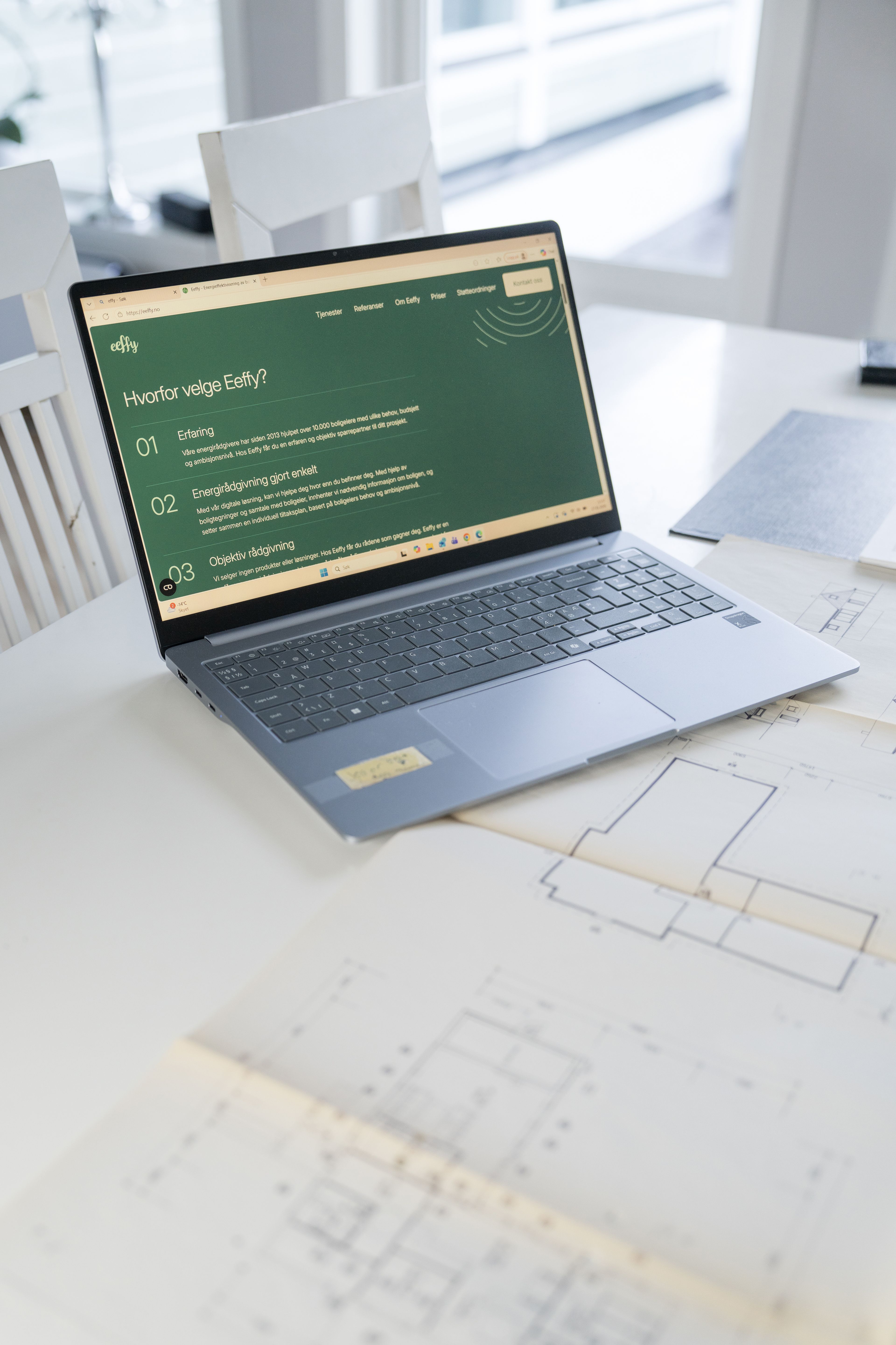 En PC på et bord med Eeffys nettside oppe.