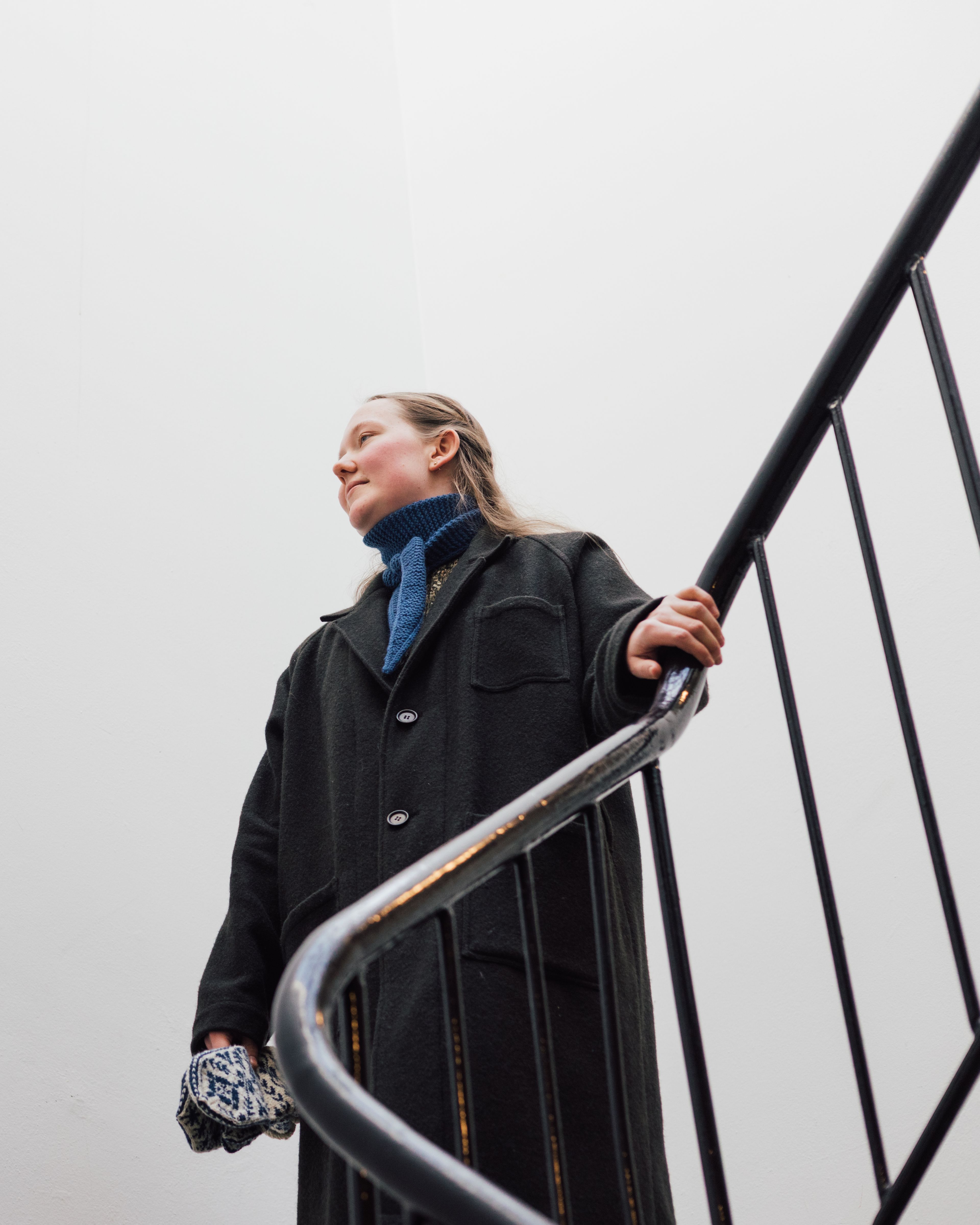 Astrid som står i trappoppgangen.