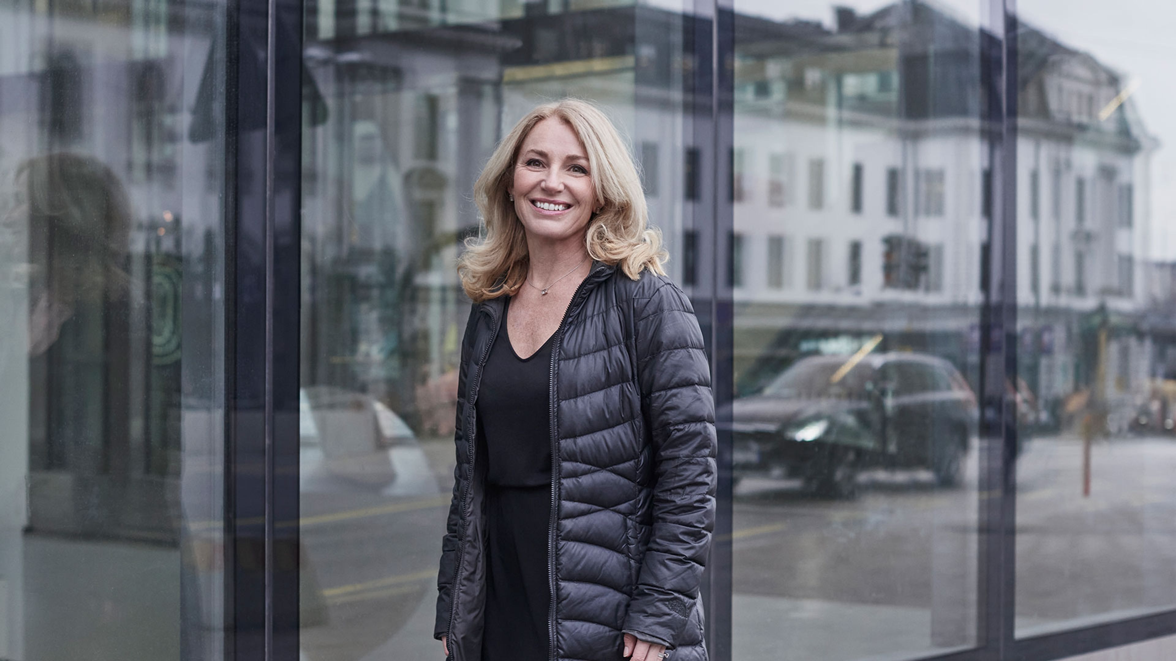 glad kvinna i svart jacka