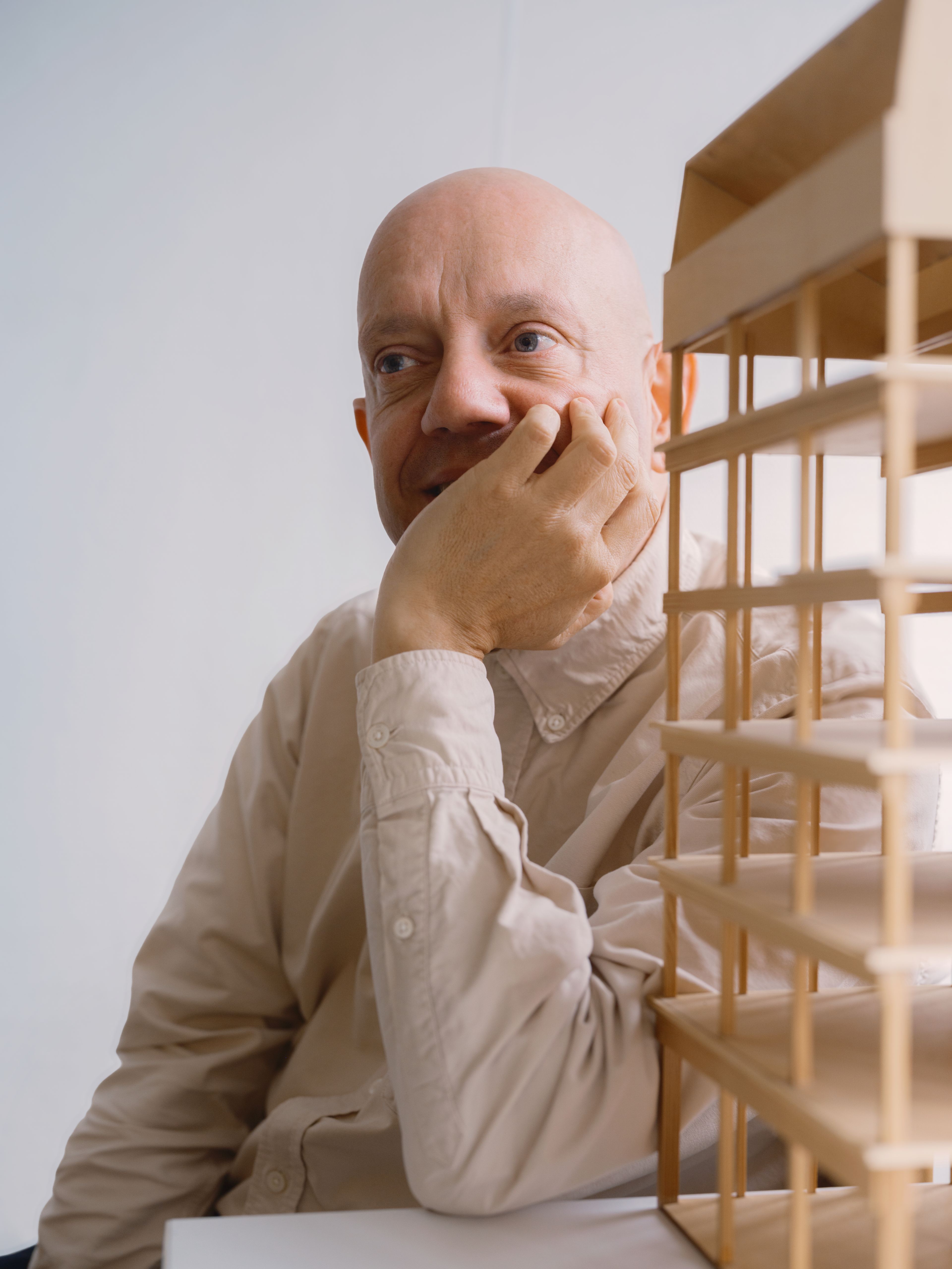 Et portrettbilde av Arild Eriksen som er arkitekt og daglig leder i arkitektfirmaet Fragment.