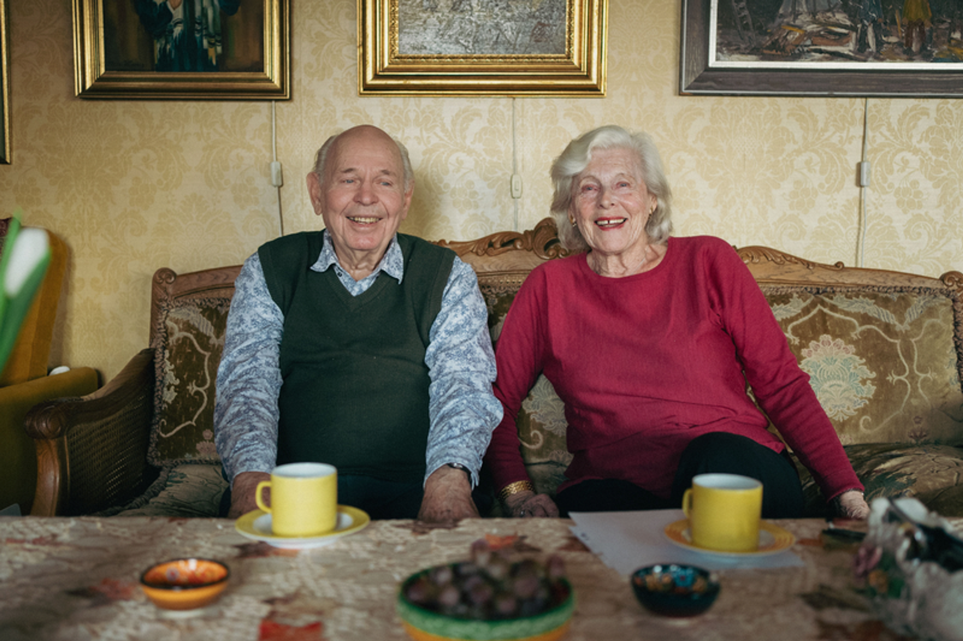 Svein Erik og Unni Marie sitter i sofaen sin