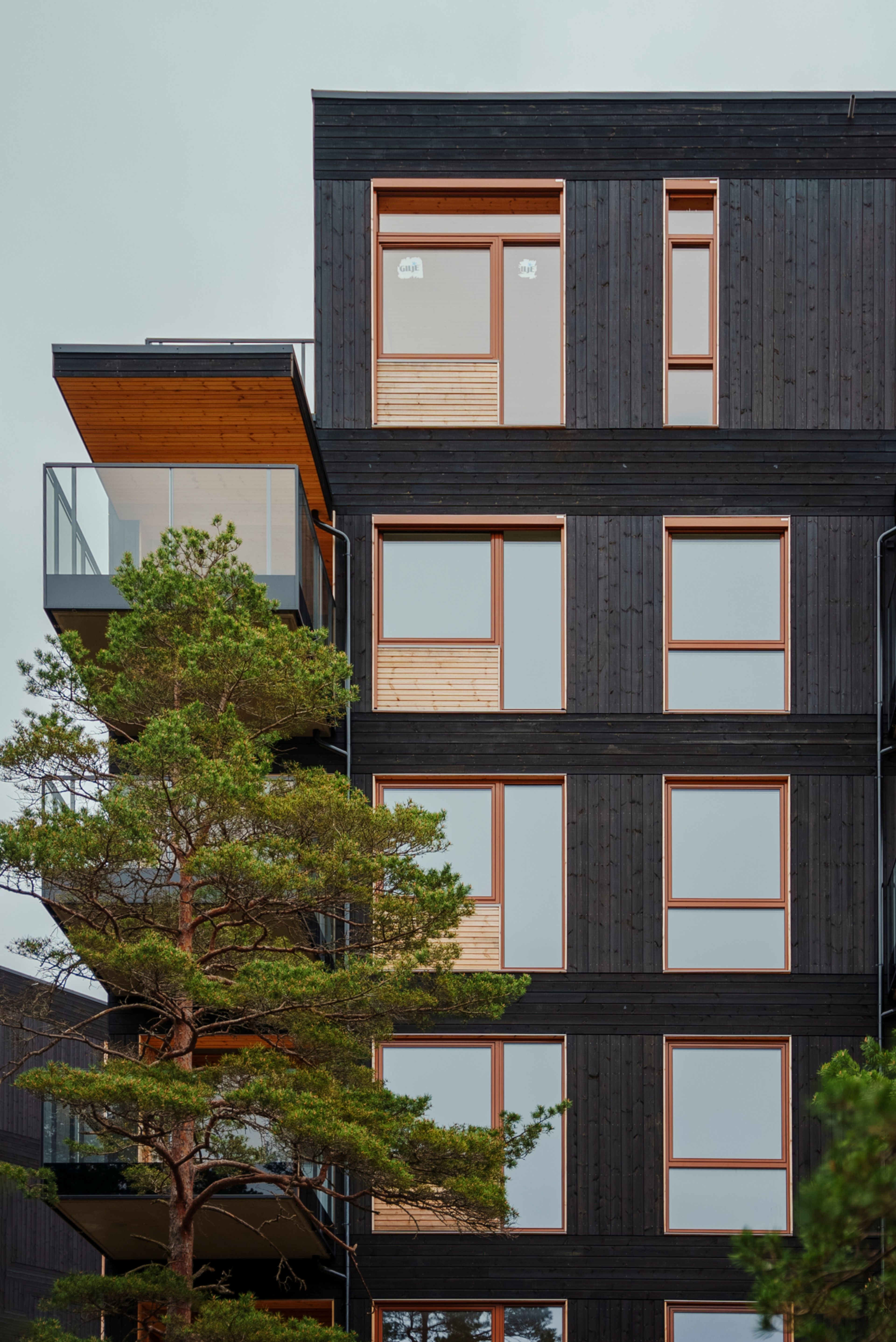 Fasaden til boligprosjektet Furukrona med eksisterende natur.