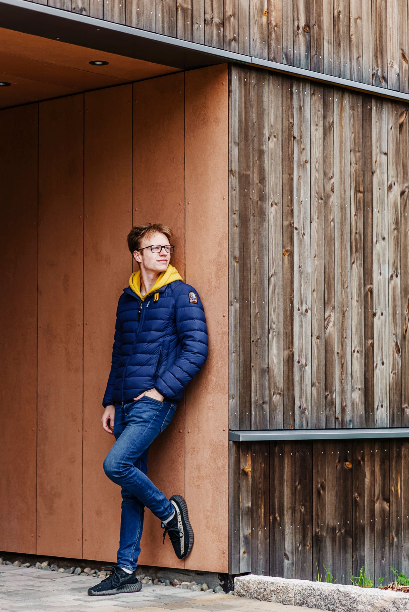 Førstegangskjøperen, Herman, lener seg på en vegg ved inngangspartiet til Furukrona.