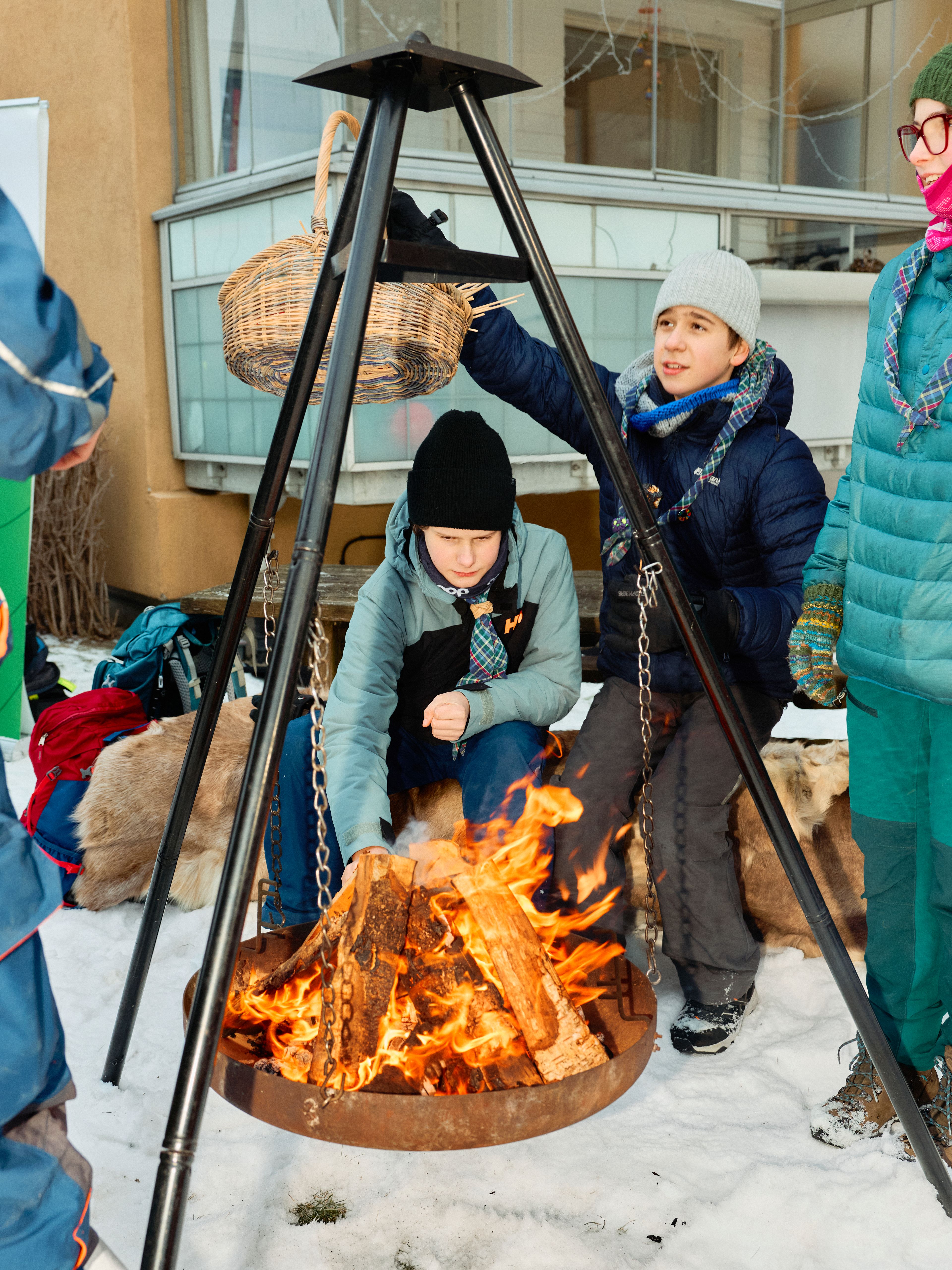 Barn rundt et bål.