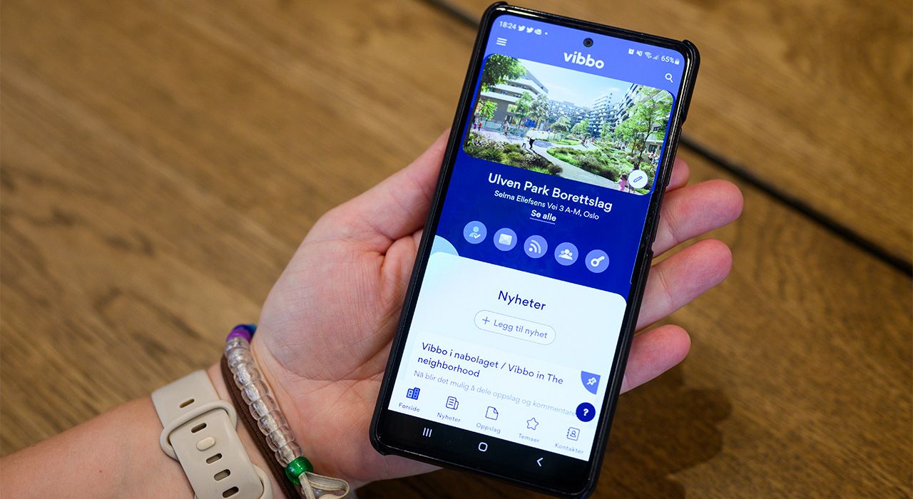 En hånd viser fram Vibbo-appen på mobilen sin.