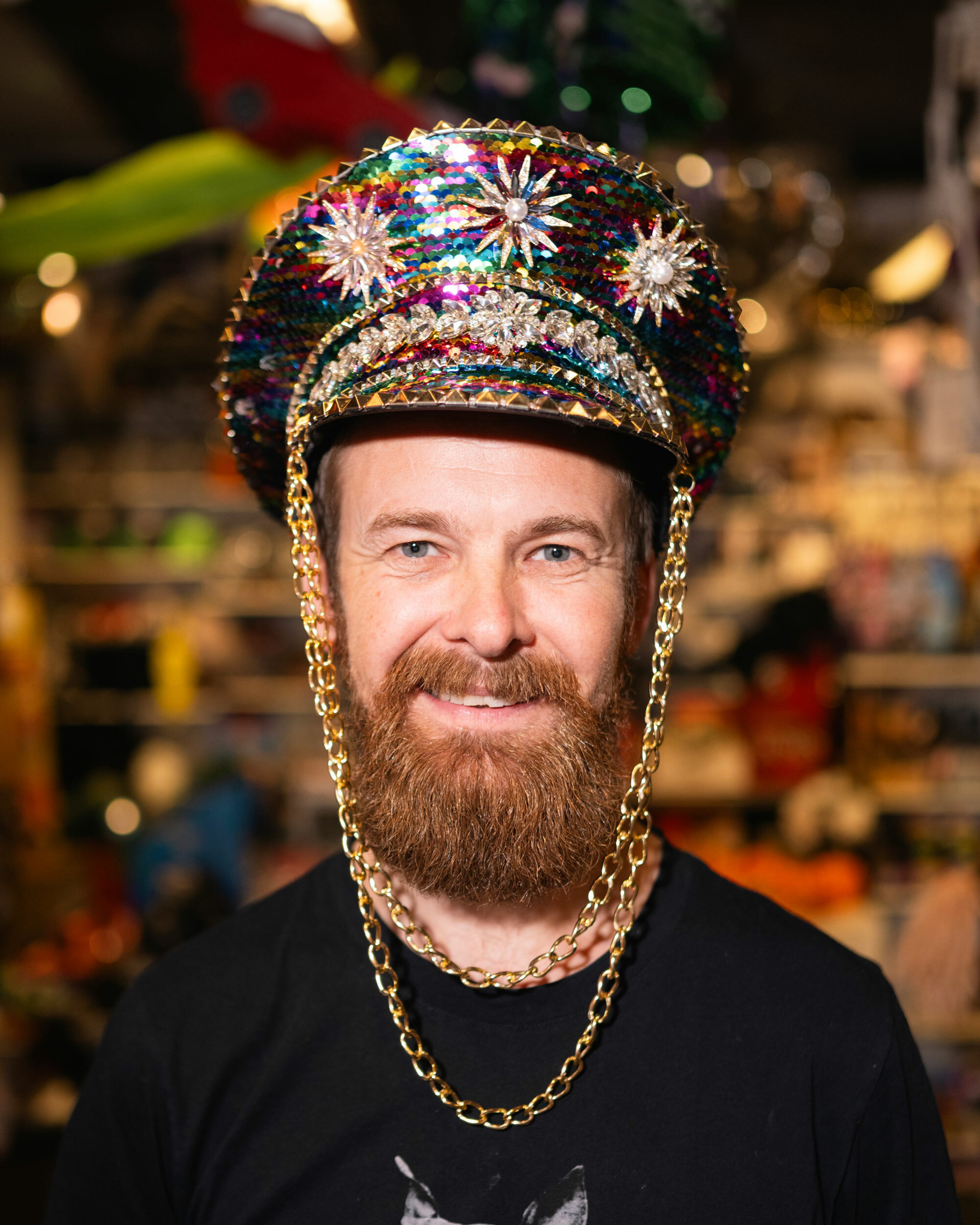 Foto av en ansatt på mye moro som har tatt på seg en glitrende hatt