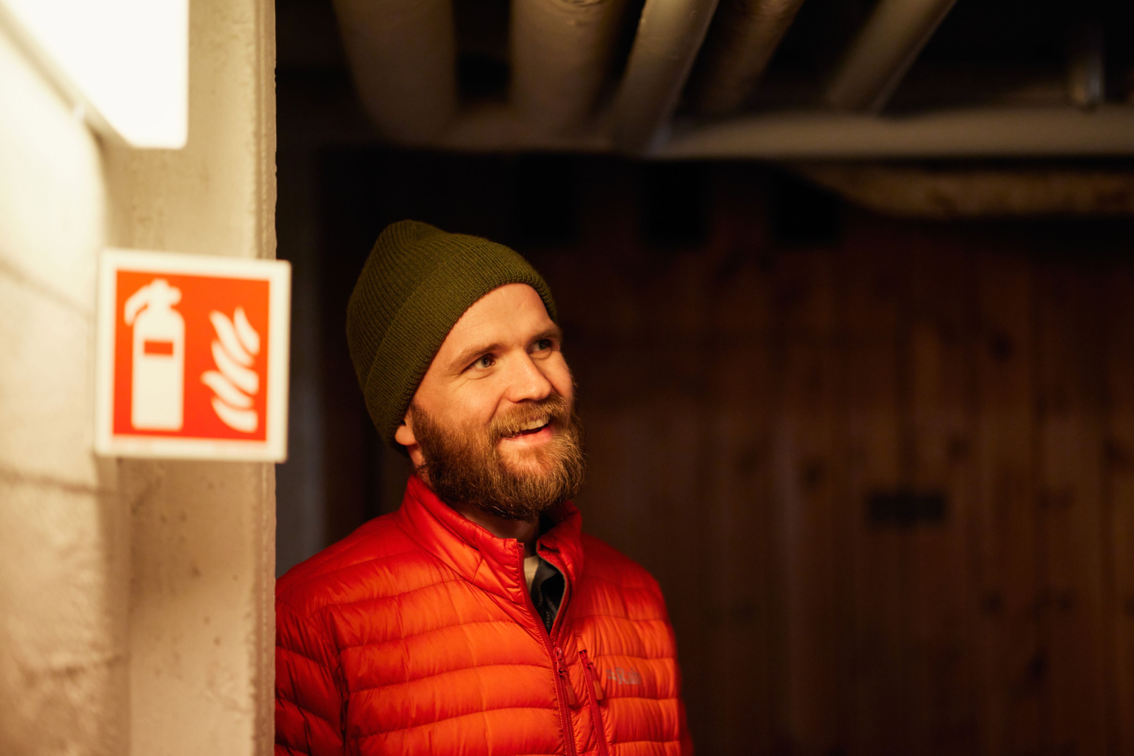 Foto av Kristoffer Vittersø på befaring i en kjeller.