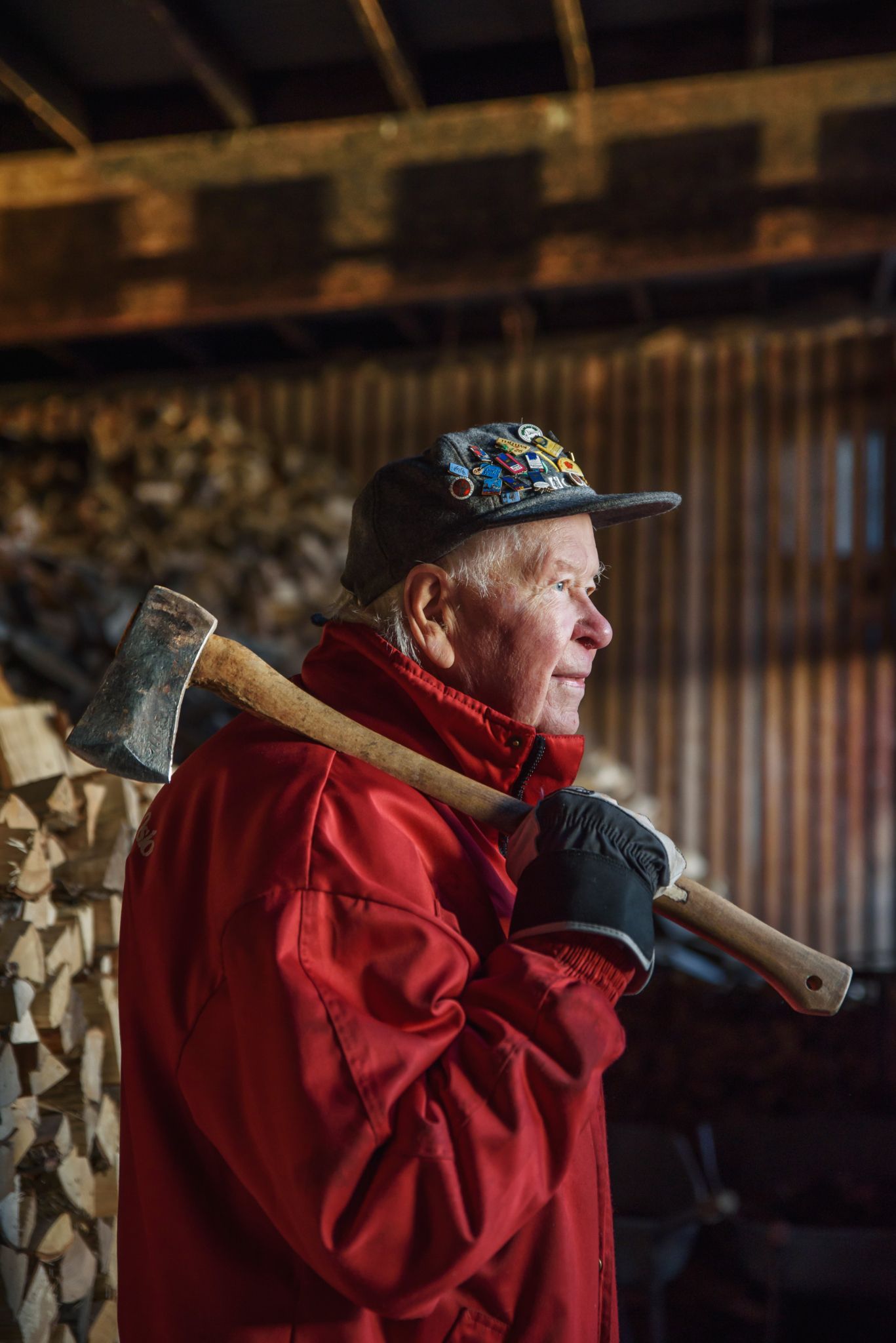 En av de frivillige i Operasjon Ved med en øks liggende på skulderen.