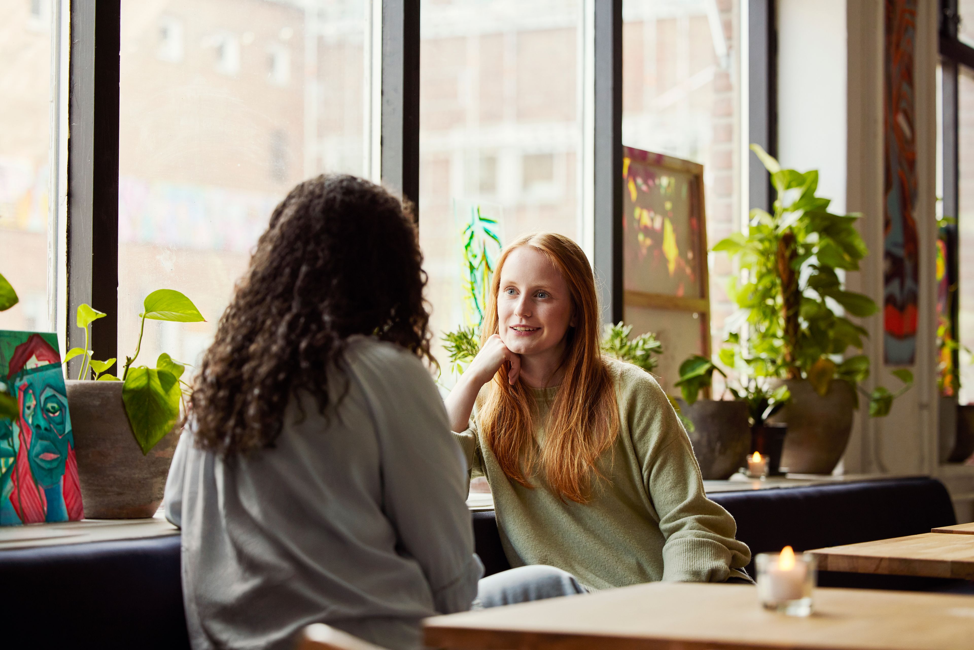 To personer sitter på kafé ved Flytårnet.