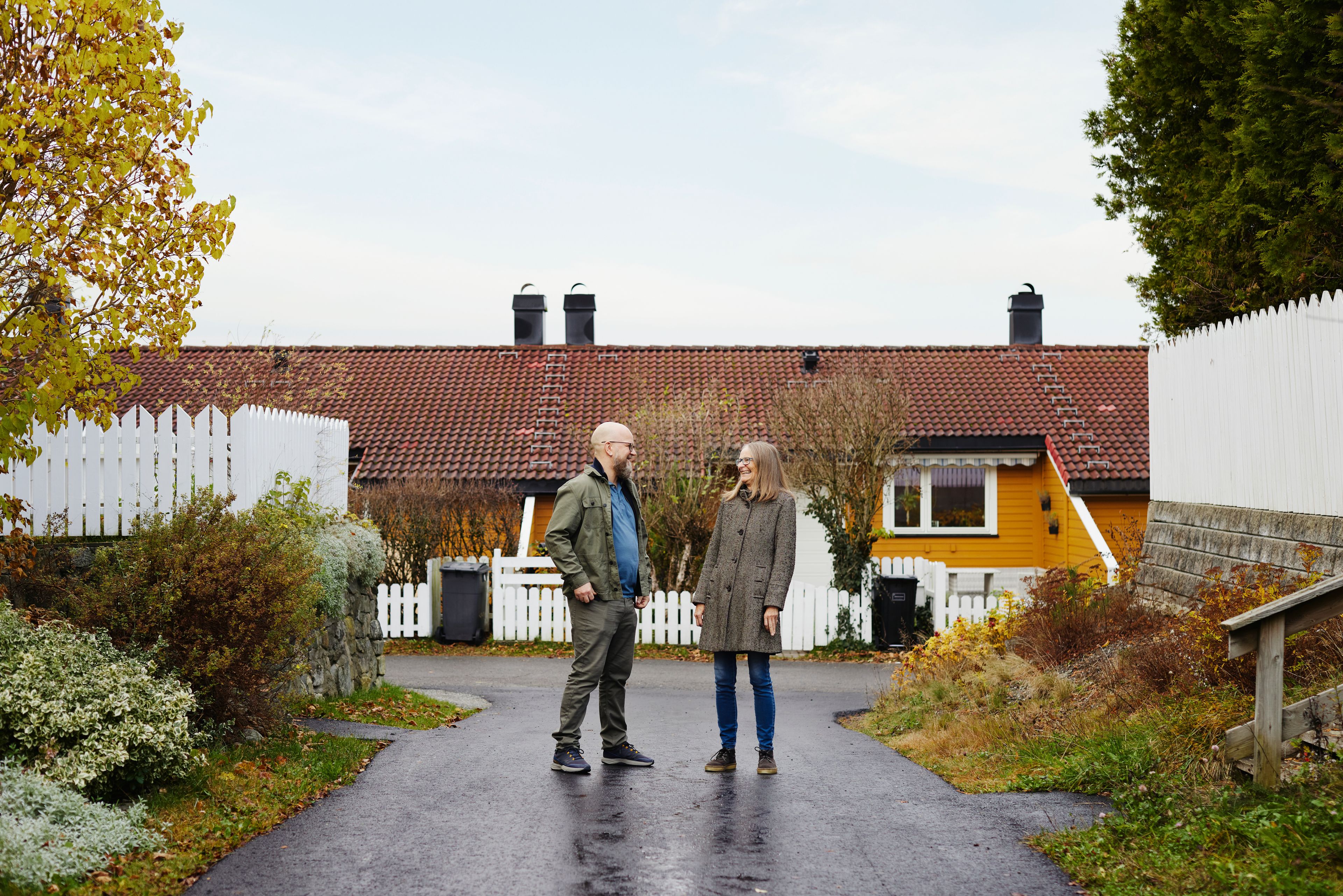 Marianne Schulerud og Ken-Vidar Ananiassen står utendørs i borettslaget sitt.
