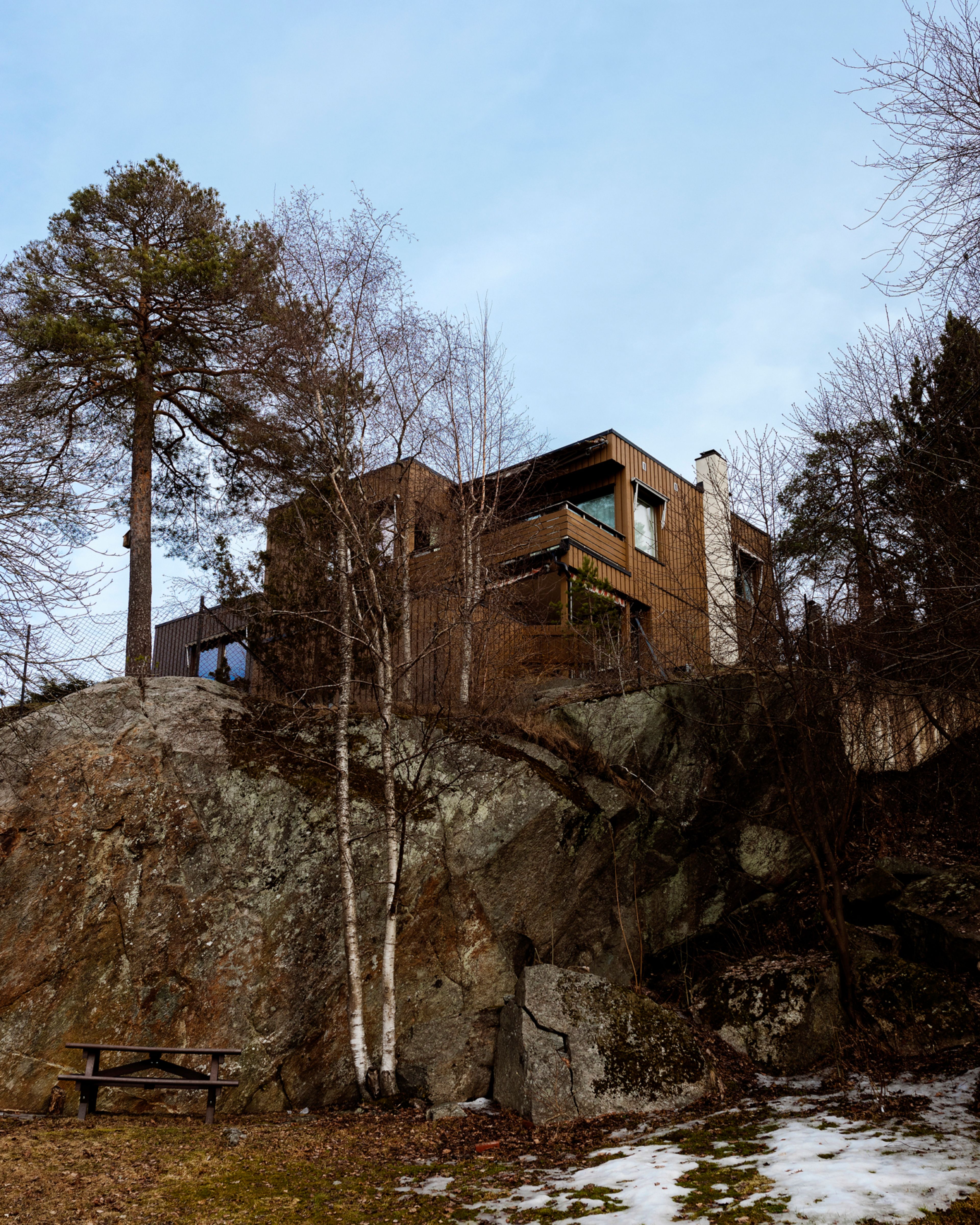Sankthansfjellet borettslag sett fra bakkeplan og opp til et hus som står på toppen av en fjelltopp