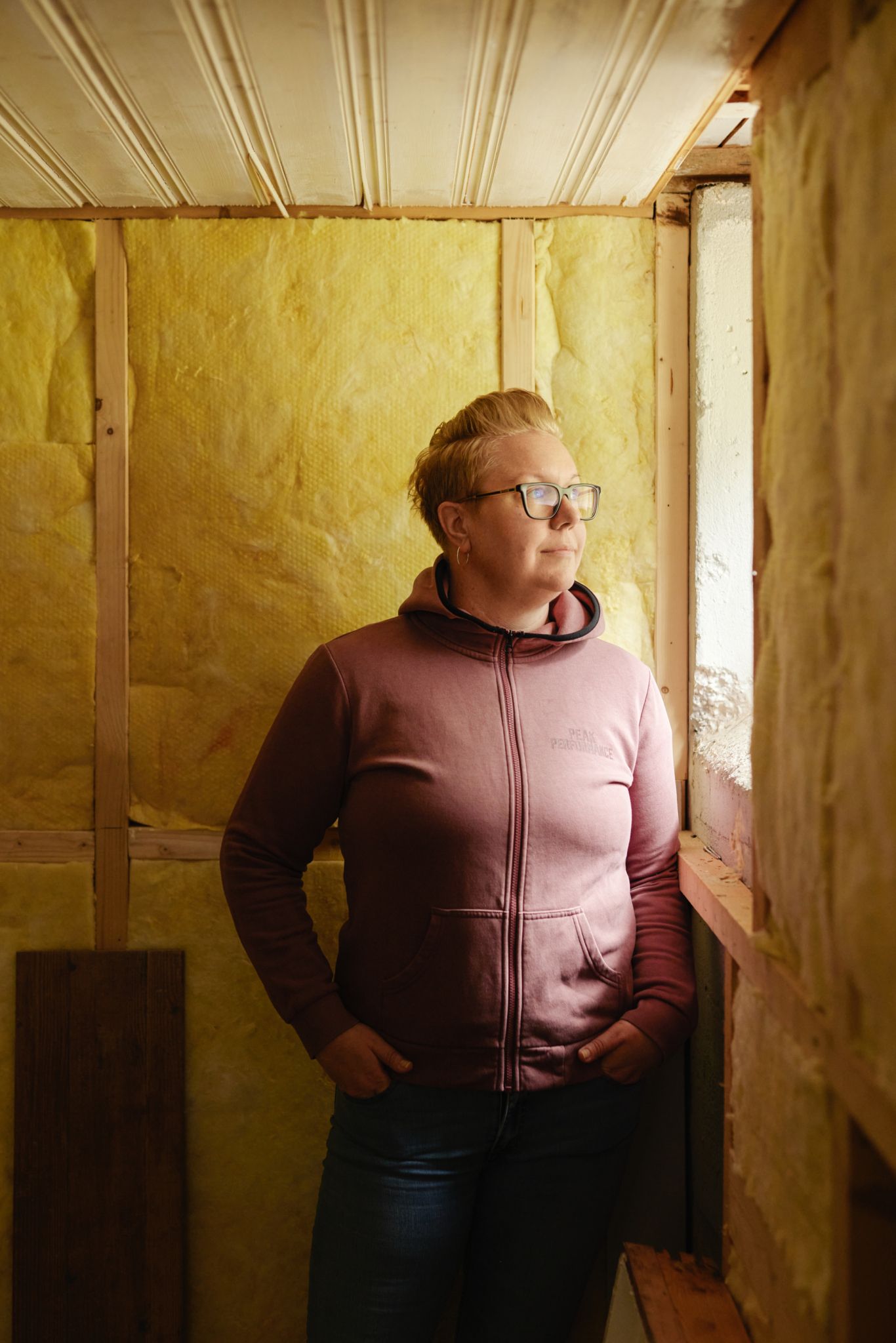 Foto av Maria Israelsson i kjelleren sin.