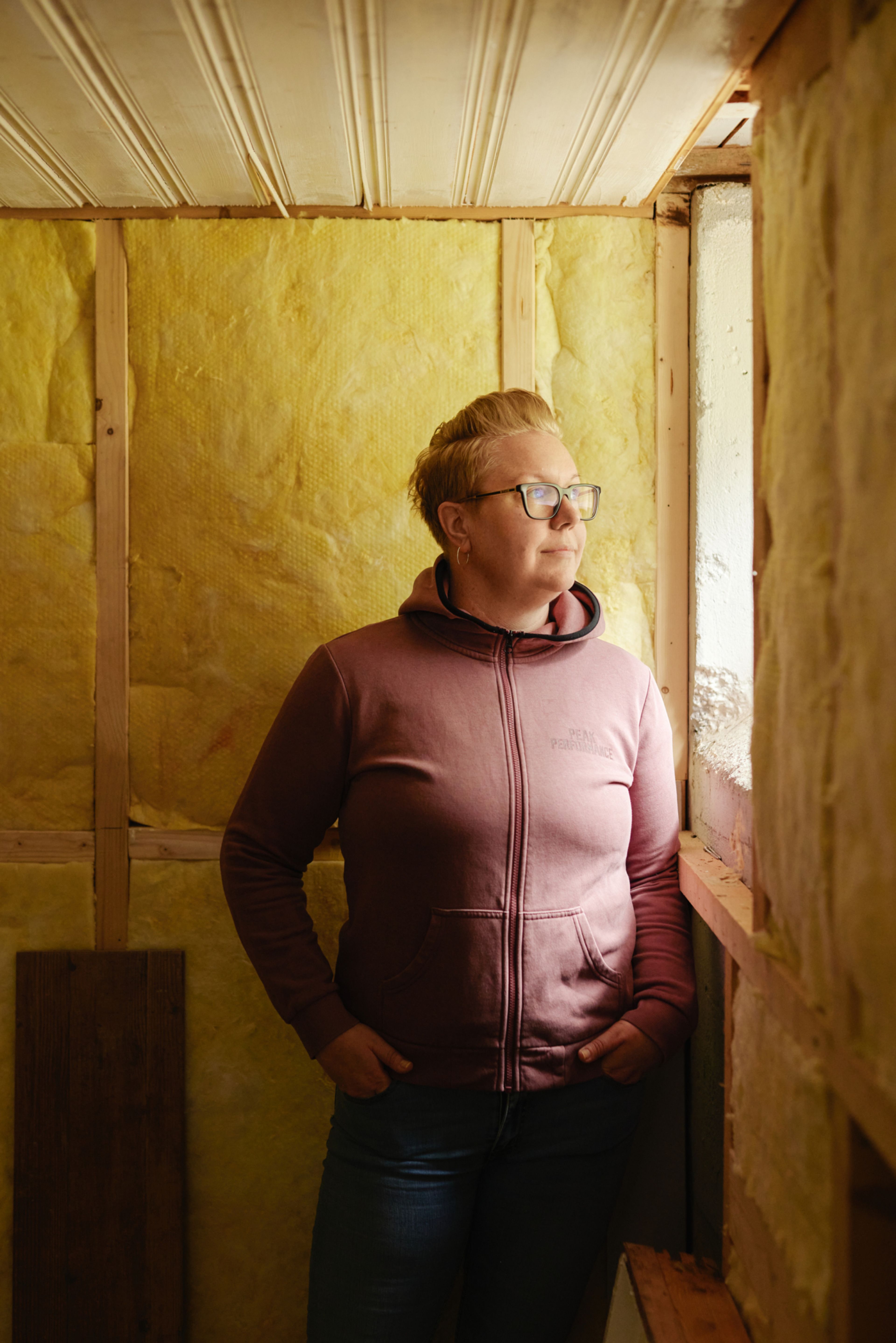 Foto av Maria Israelsson i kjelleren sin.