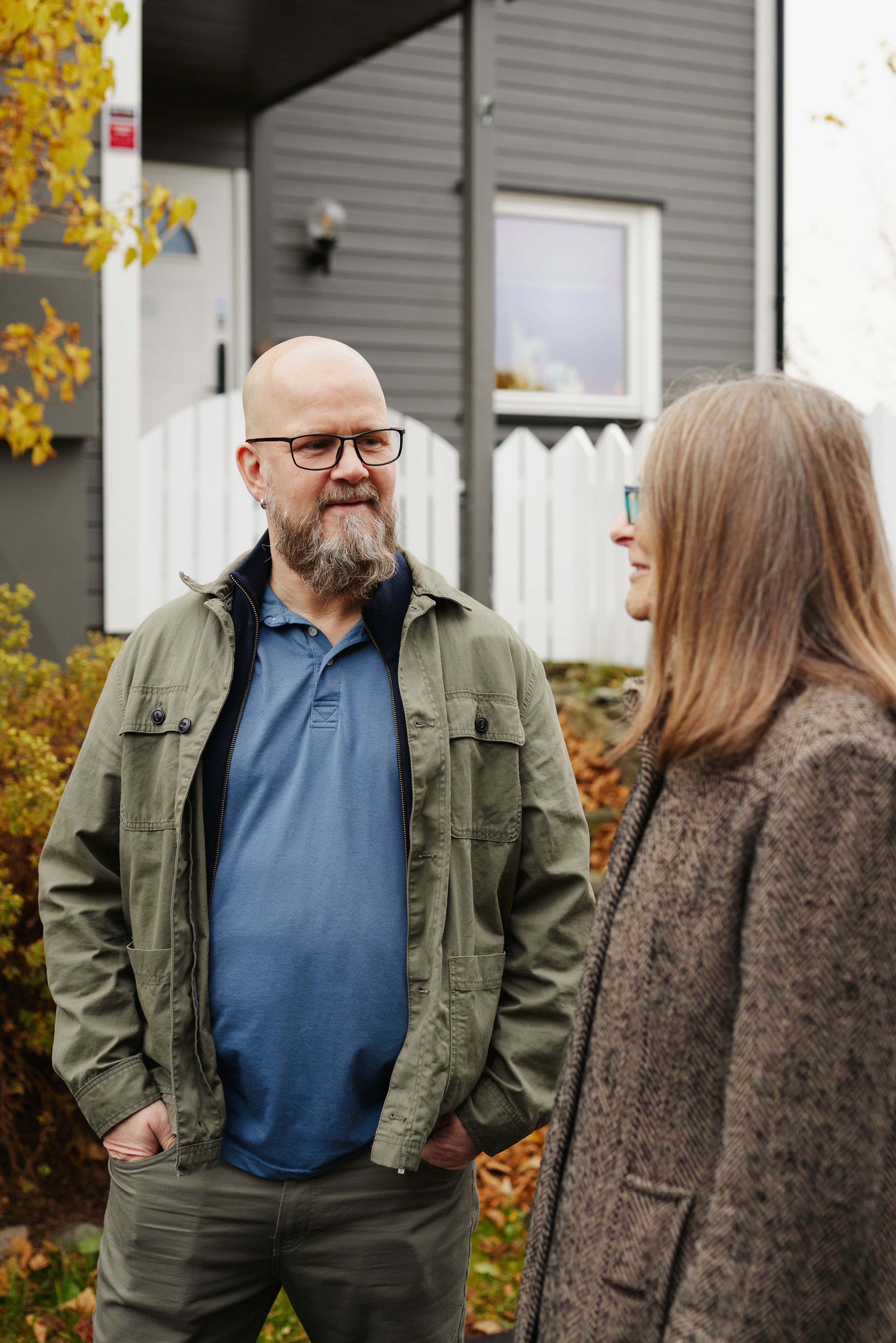 Ken-Vidar Ananiassen og Marianne Schulerud prater sammen.