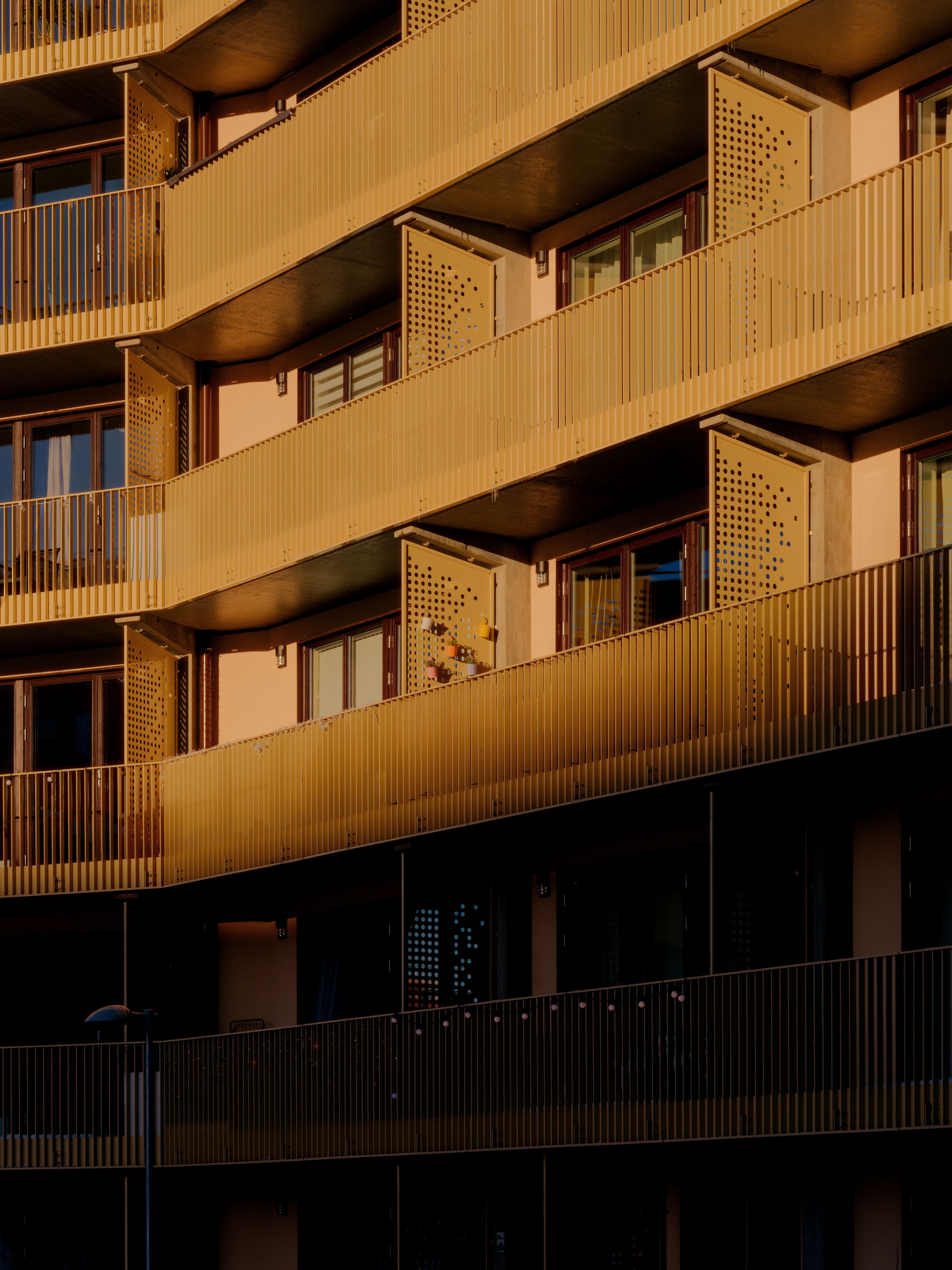 Fasaden til en boligblokk på Ulven, med gule balkonger