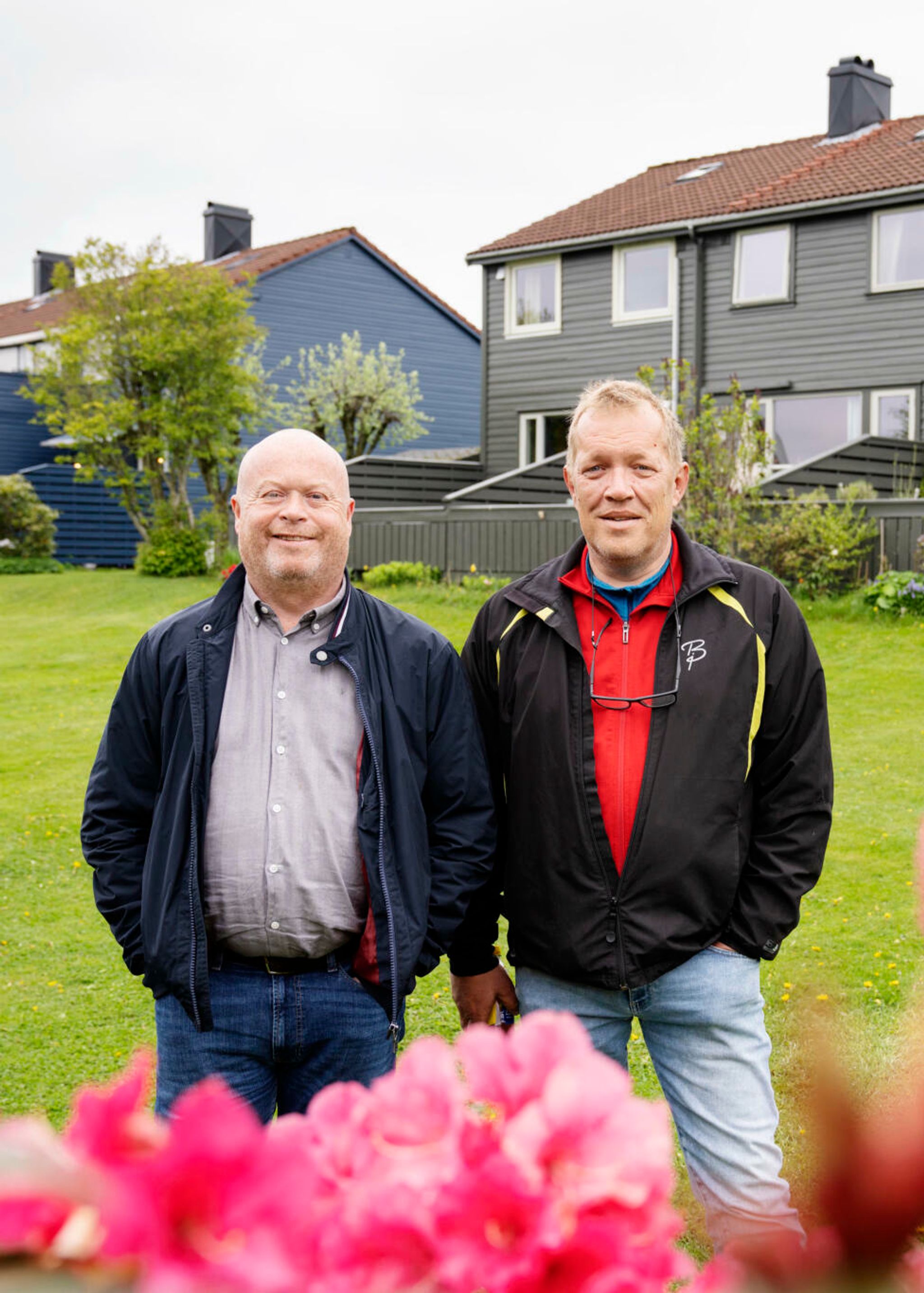 Styremedlem og styreleder i Sørås borettslag står i fellesområdene foran borettslaget