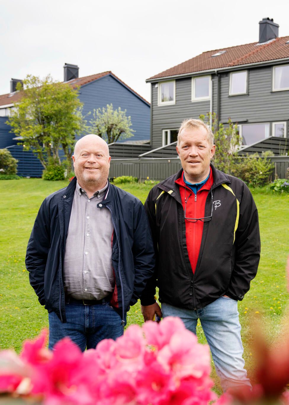 Styremedlem og styreleder i Sørås borettslag står i fellesområdene foran borettslaget