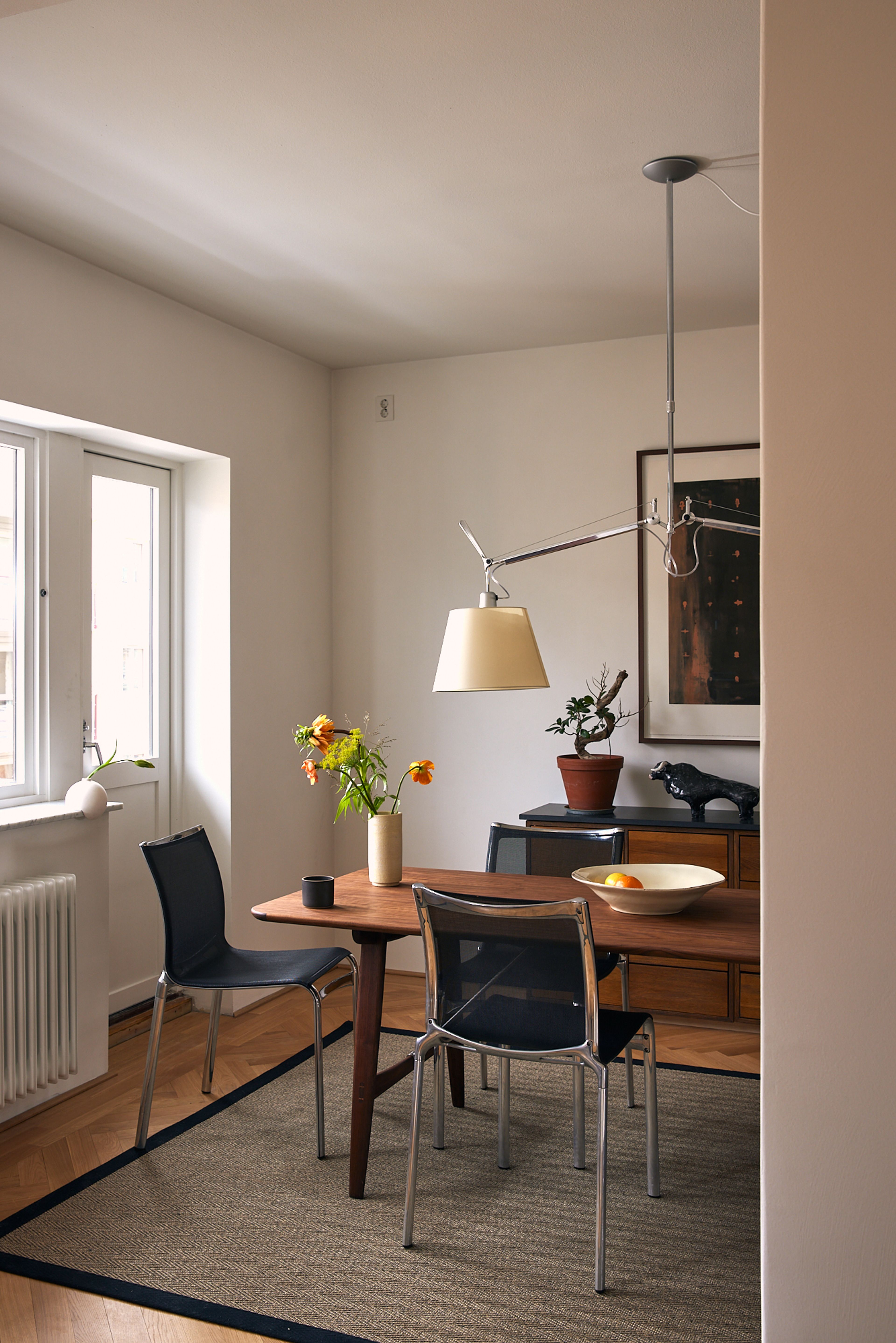 Bilde av spisestuen med bord, stoler, lampe og skjenk.