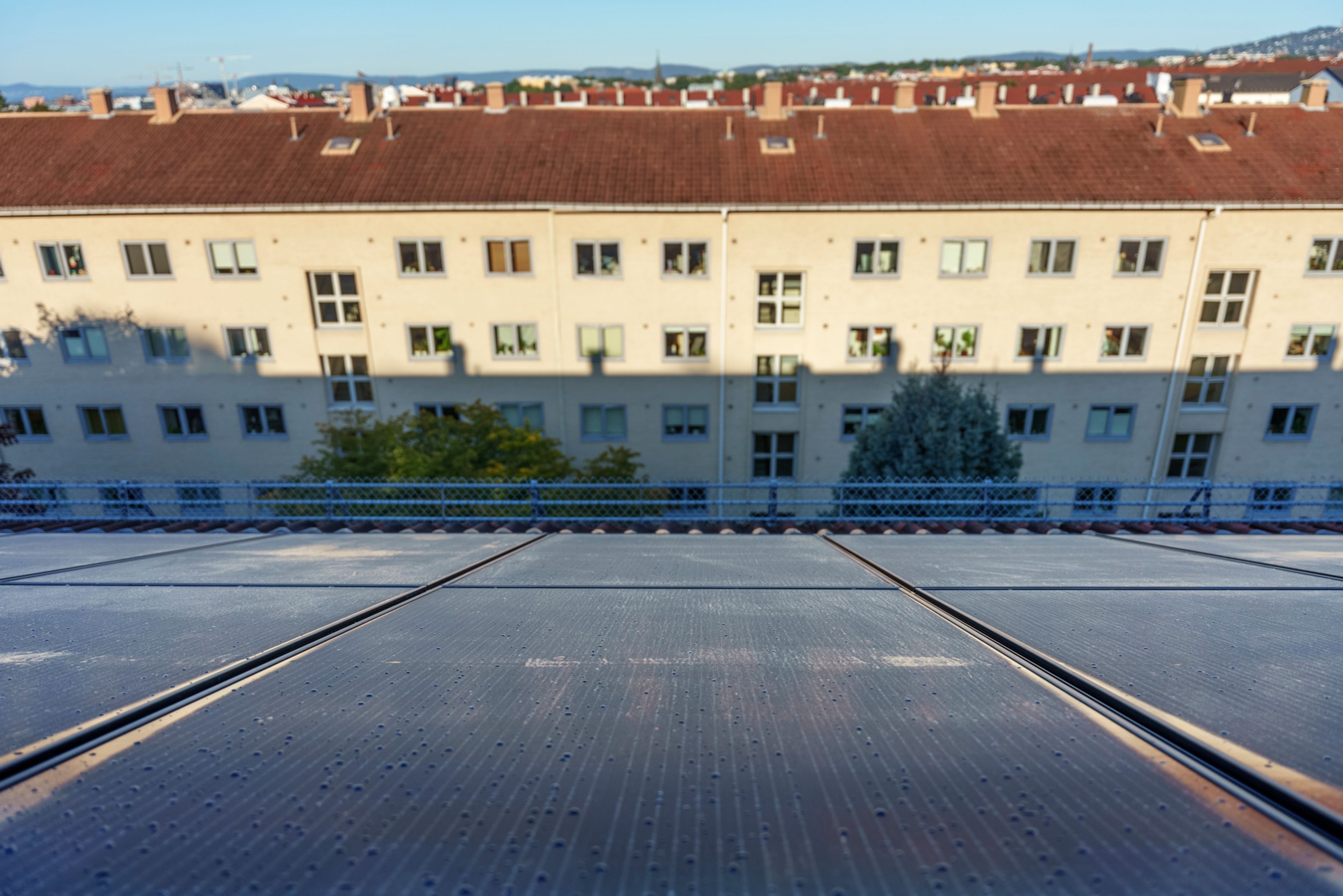 Solceller på taket til en av blokkene til borettslaget.