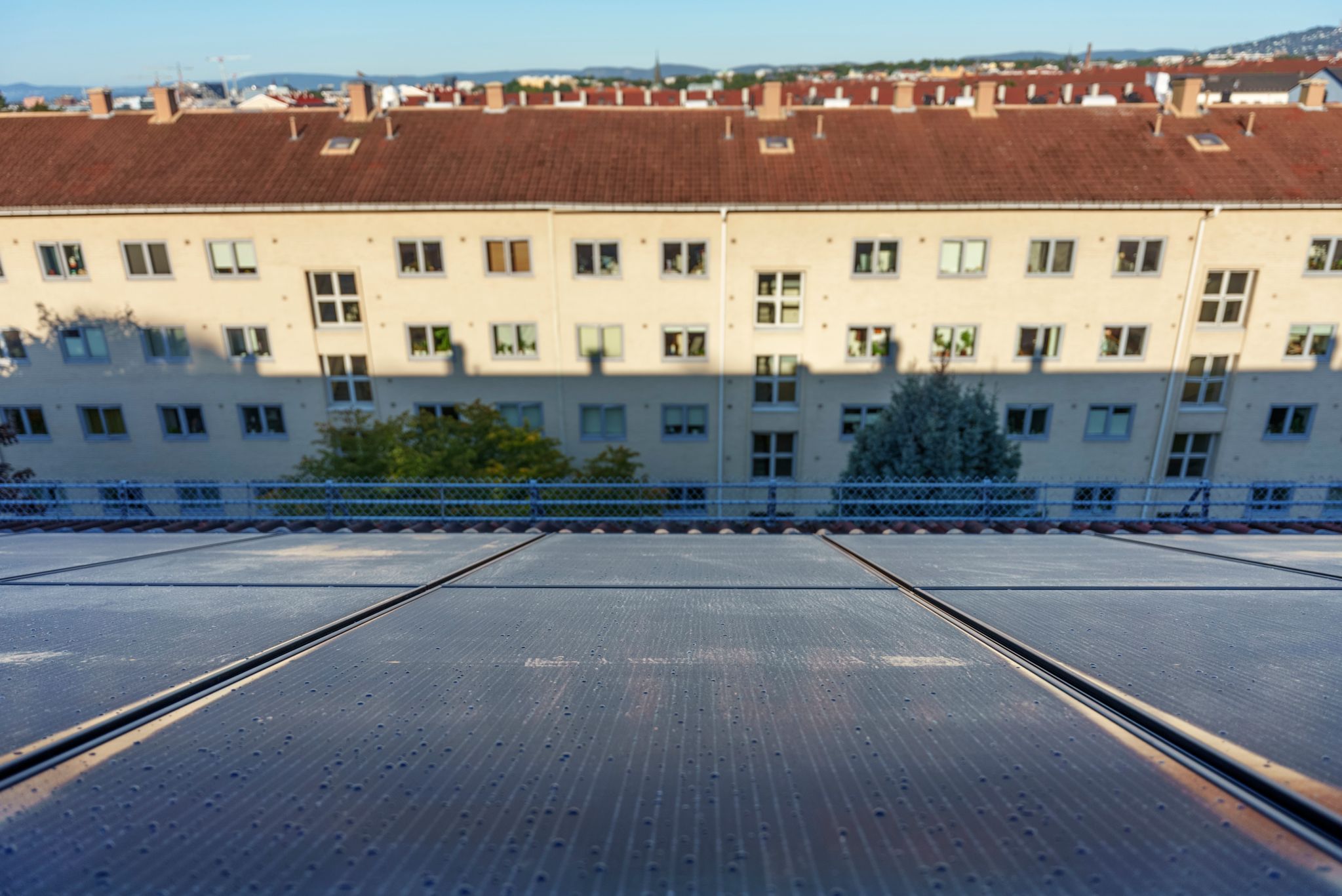 Solceller på taket til en av blokkene til borettslaget.