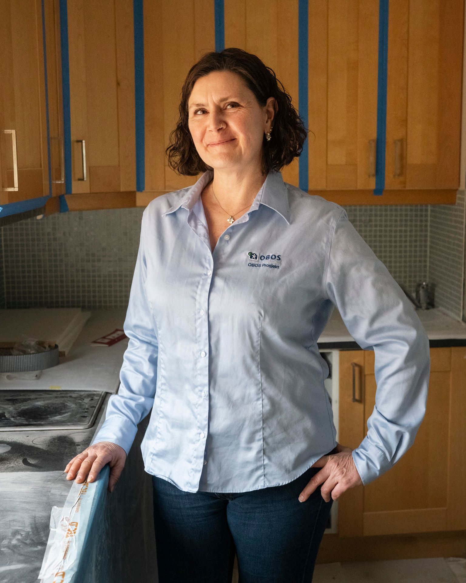 Monika Skarphagen, prosjektleder i OBOS Prosjekt, fotografert med armene krysset mot lys bakgrunn.