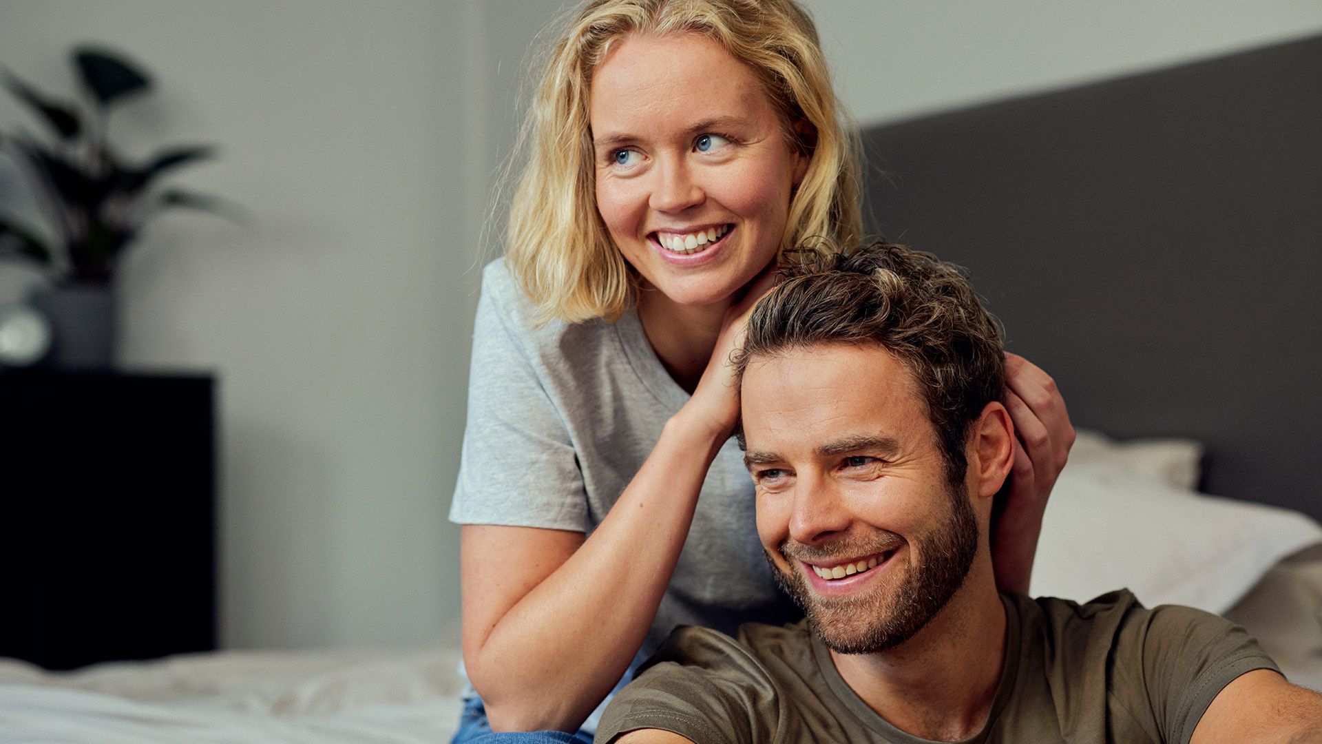 Tjej och kille håller om varandra