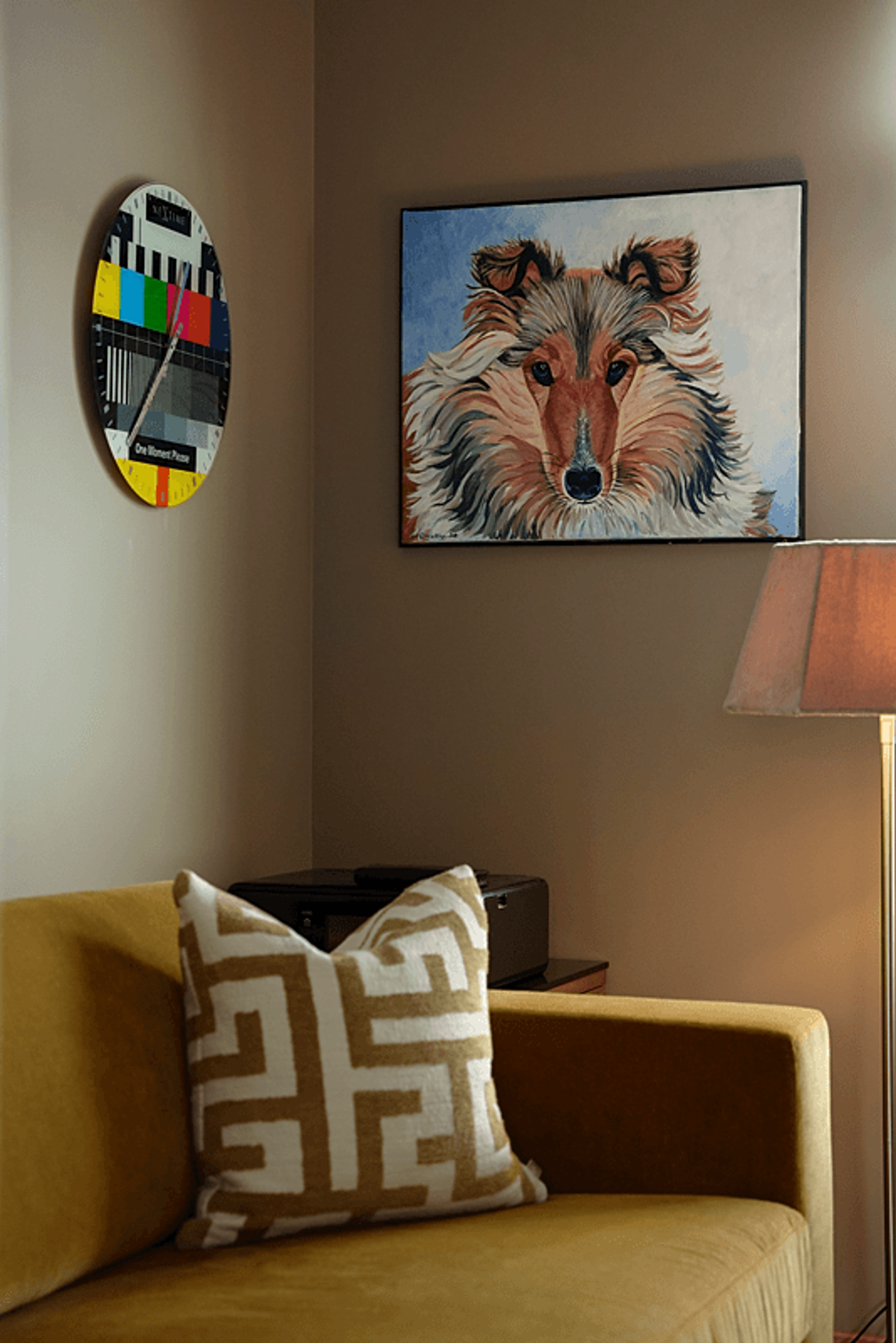 Detaljbilde av det naturforgade gjesterommet, som viser den gul-beige sofaen og den lys beige veggen