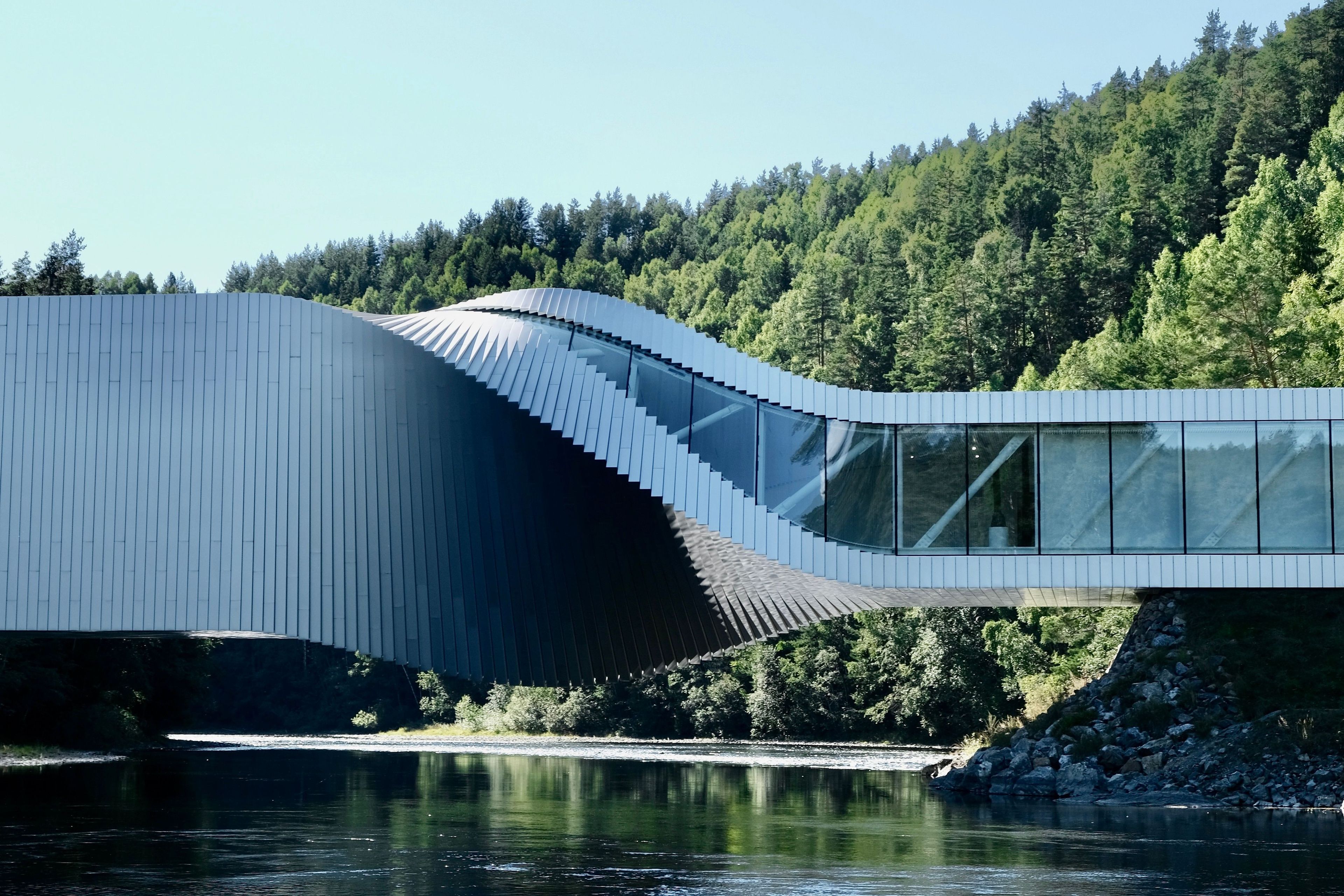 Vy över fjord och Kistefos
