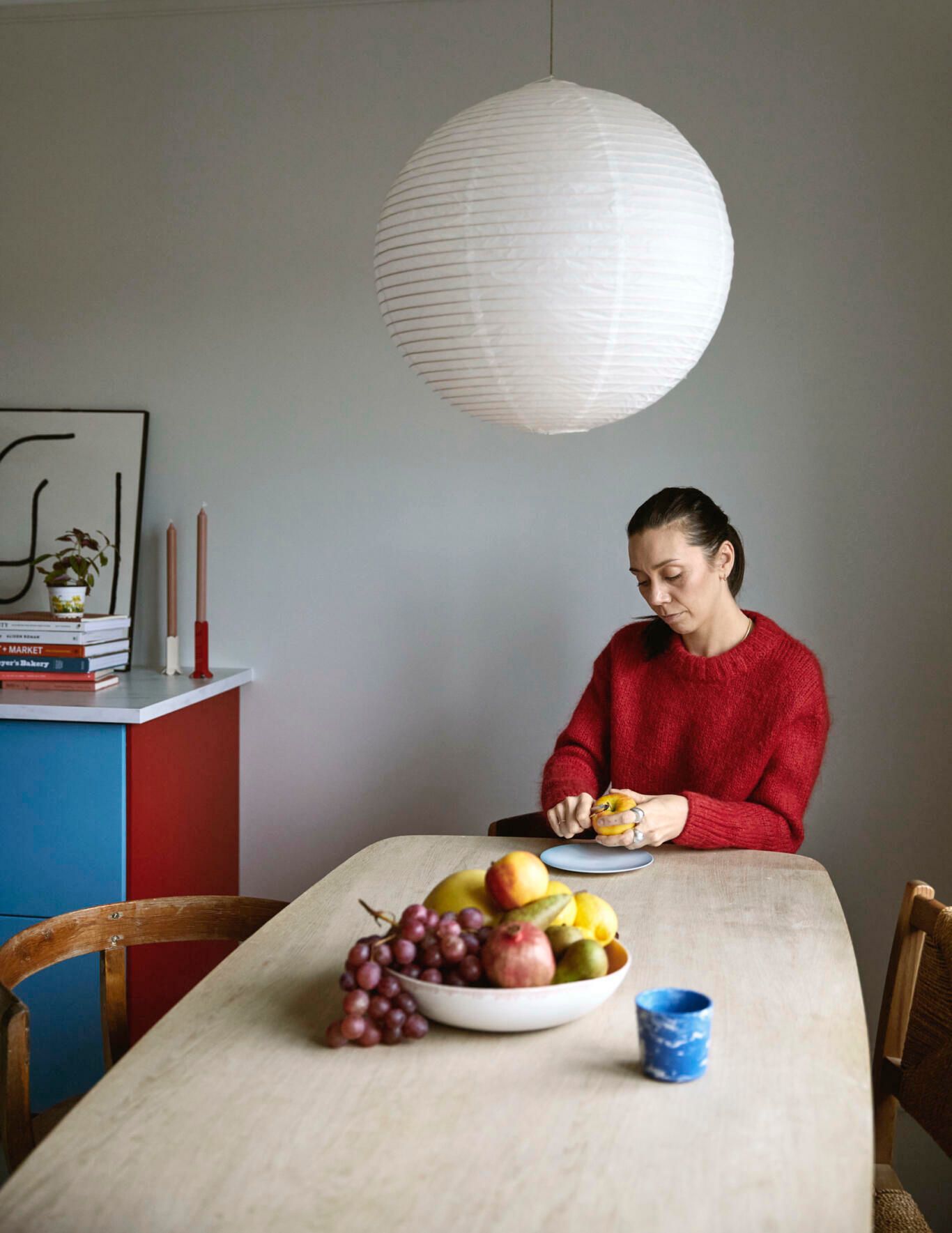 Bildet viser Anne-Stine som sitter ved kjøkkenbordet.