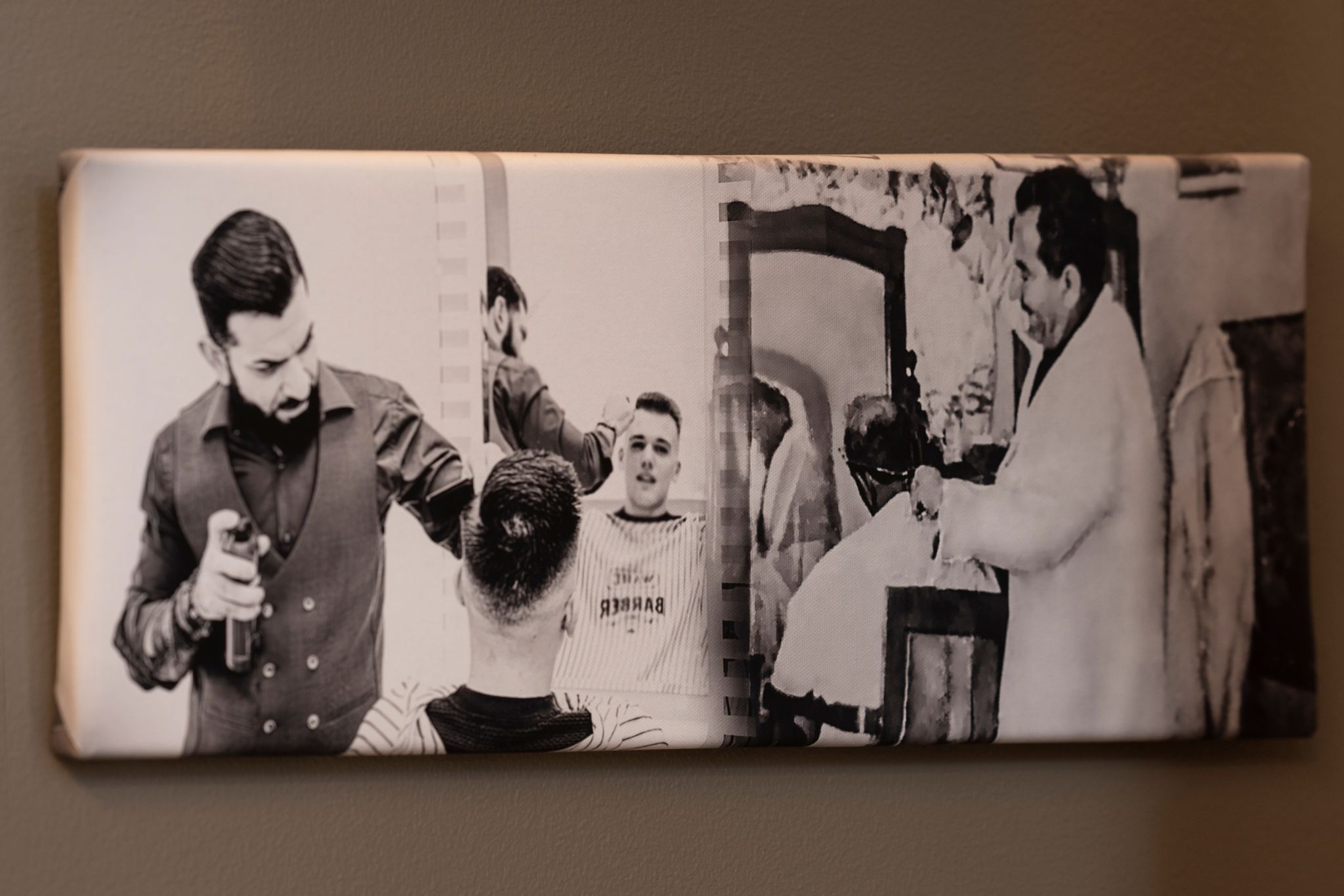 På veggen har han et bilde av bestefaren, kledd i hvit frisørfrakk og i full sving en gang på 60-tallet.