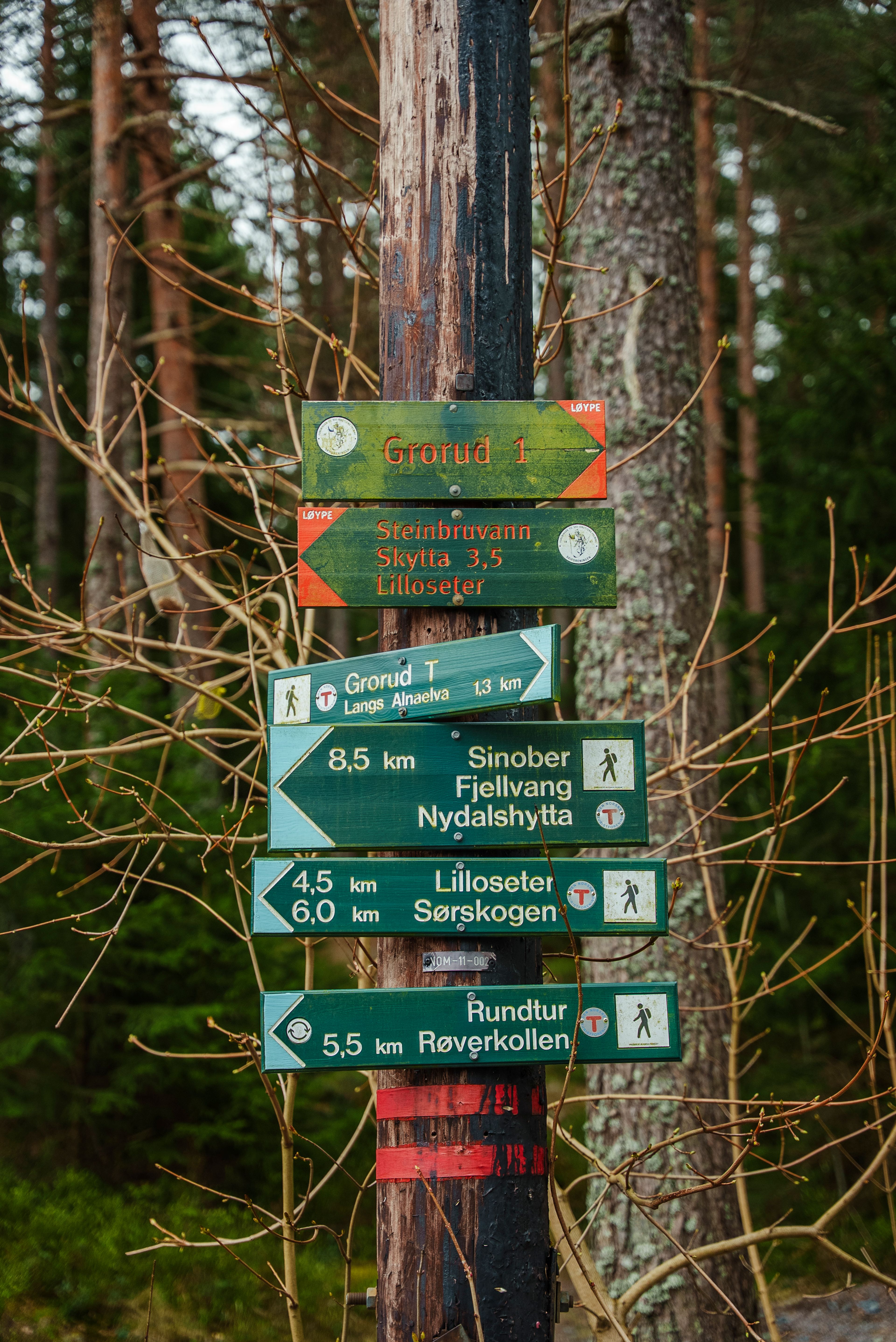 Foto av skilt med løyper og stier i Lillomarka, ved Oen.