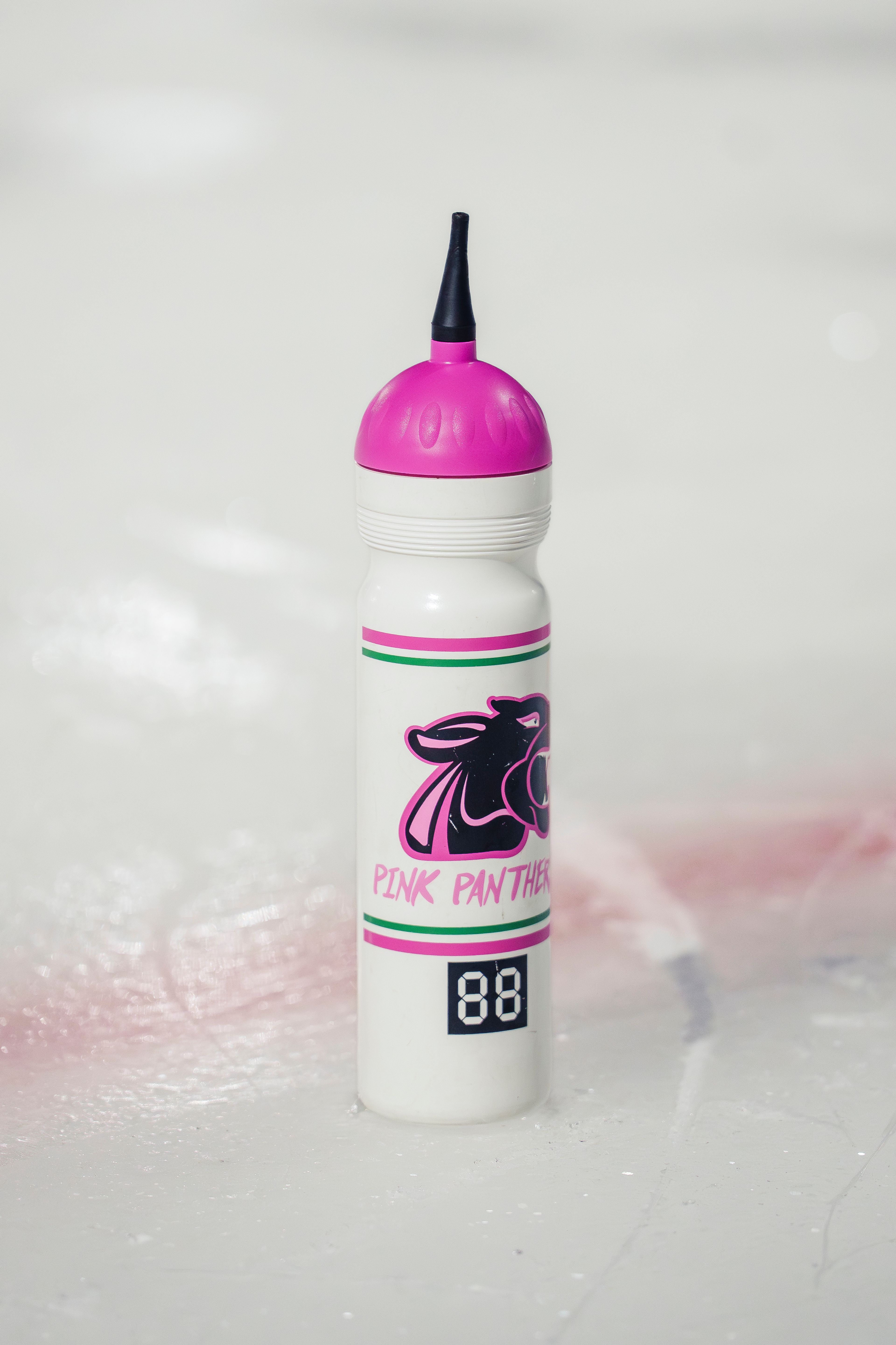 Bilde av en vannflaske med Pink Panthers-logo.