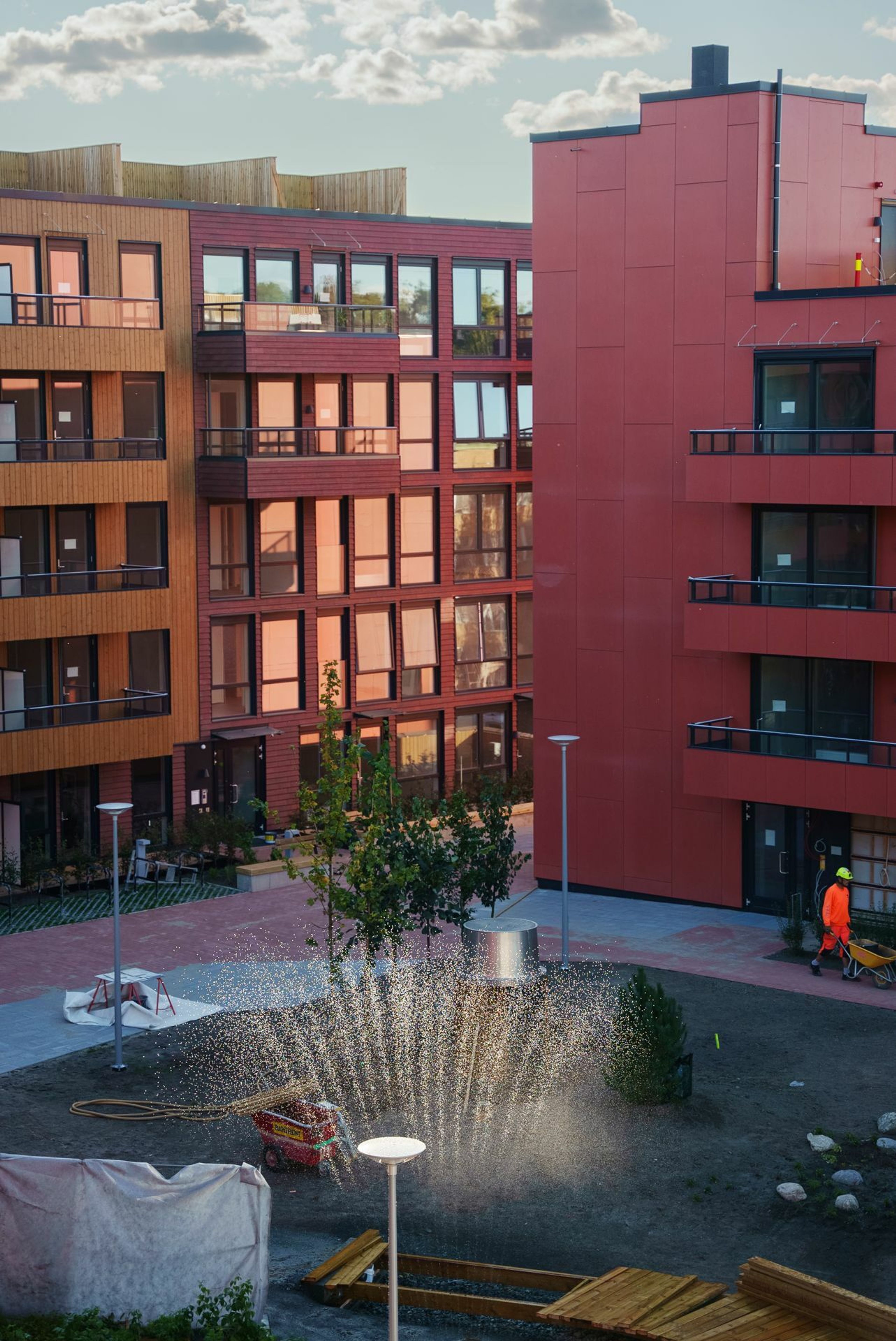 Bilde av gårdsrommet til Lumanders hage på kveldstid